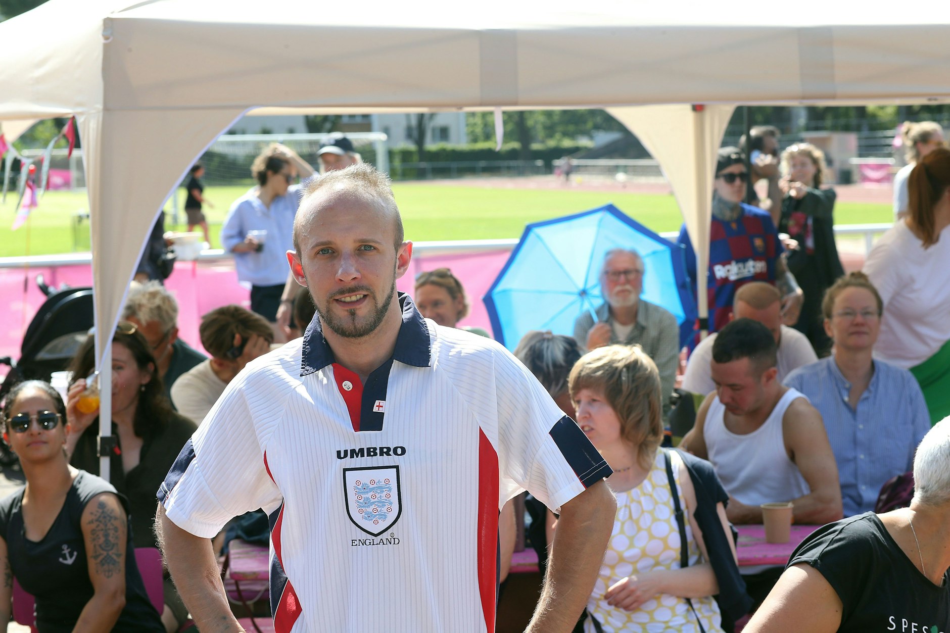 Alexander Cabot glaubt zur Halbzeit noch an einem Sieg der englischen Lionesses – und erklärt sich als großer Fan des Frauenfußballs.