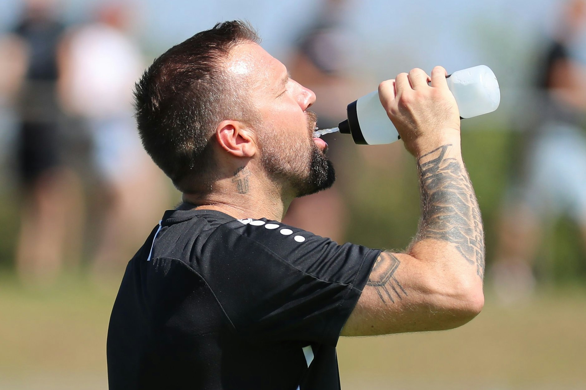 War bei der Hitzeschlacht in Eilenburg dankbar für jede Erfrischung: BFC-Dynamo-Trainer Heiner Backhaus.