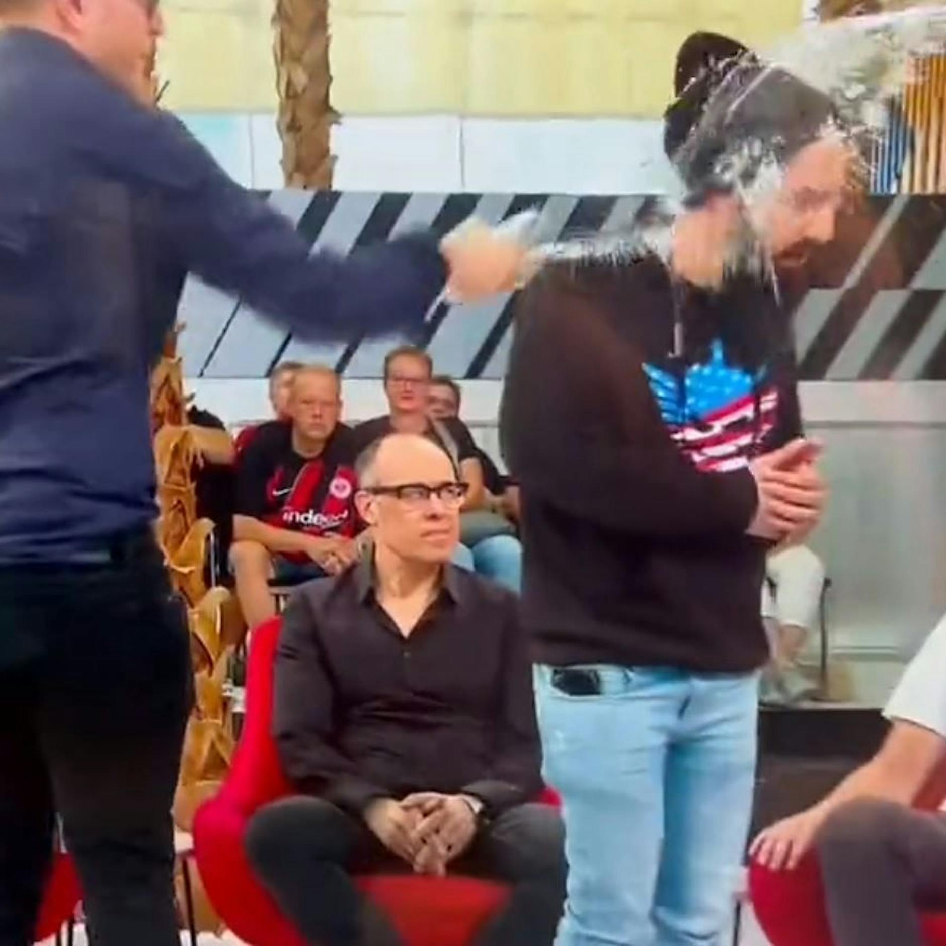 Zwischenfall im Live-TV: Zwei Männer stürmen „Doppelpass“ – Moderator reagiert blitzschnell