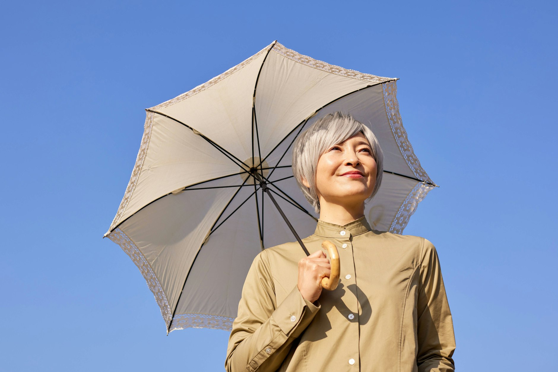 Sonnenschirme sind in Japan heute schon beliebt - bisher vor allem bei Frauen, inzwischen auch immer mehr bei den Männern.
