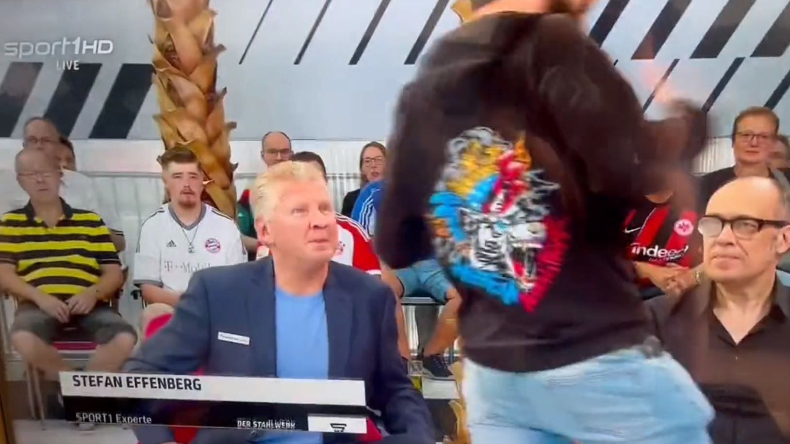 Der Flitzer stürmte an Stefan Effenberg vorbei.