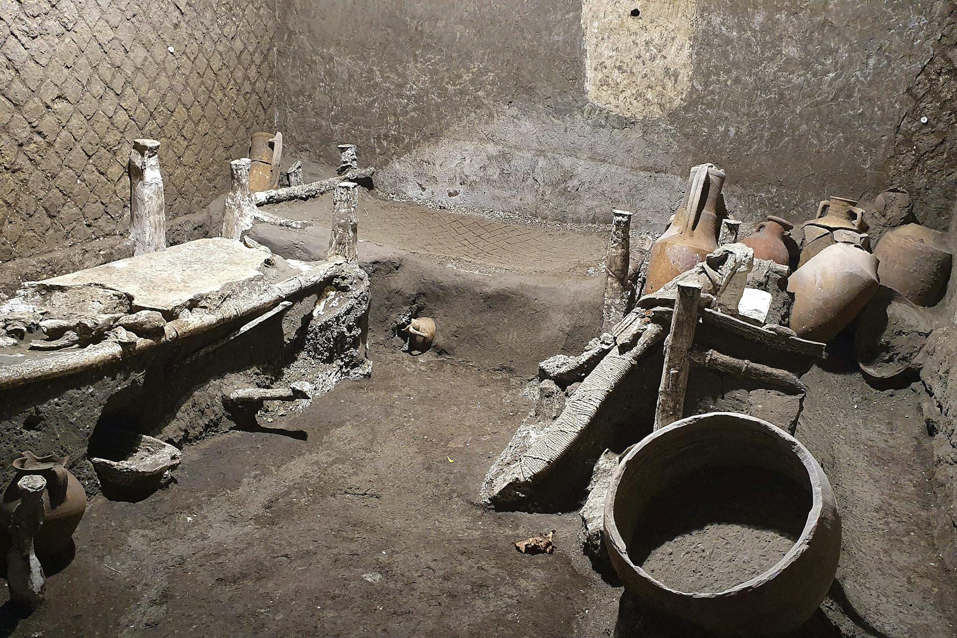 Ähnliche Bauart: Schon 2021 wurde ein Zimmer, hier im Bild, mit einem einfachen Bett gefunden.