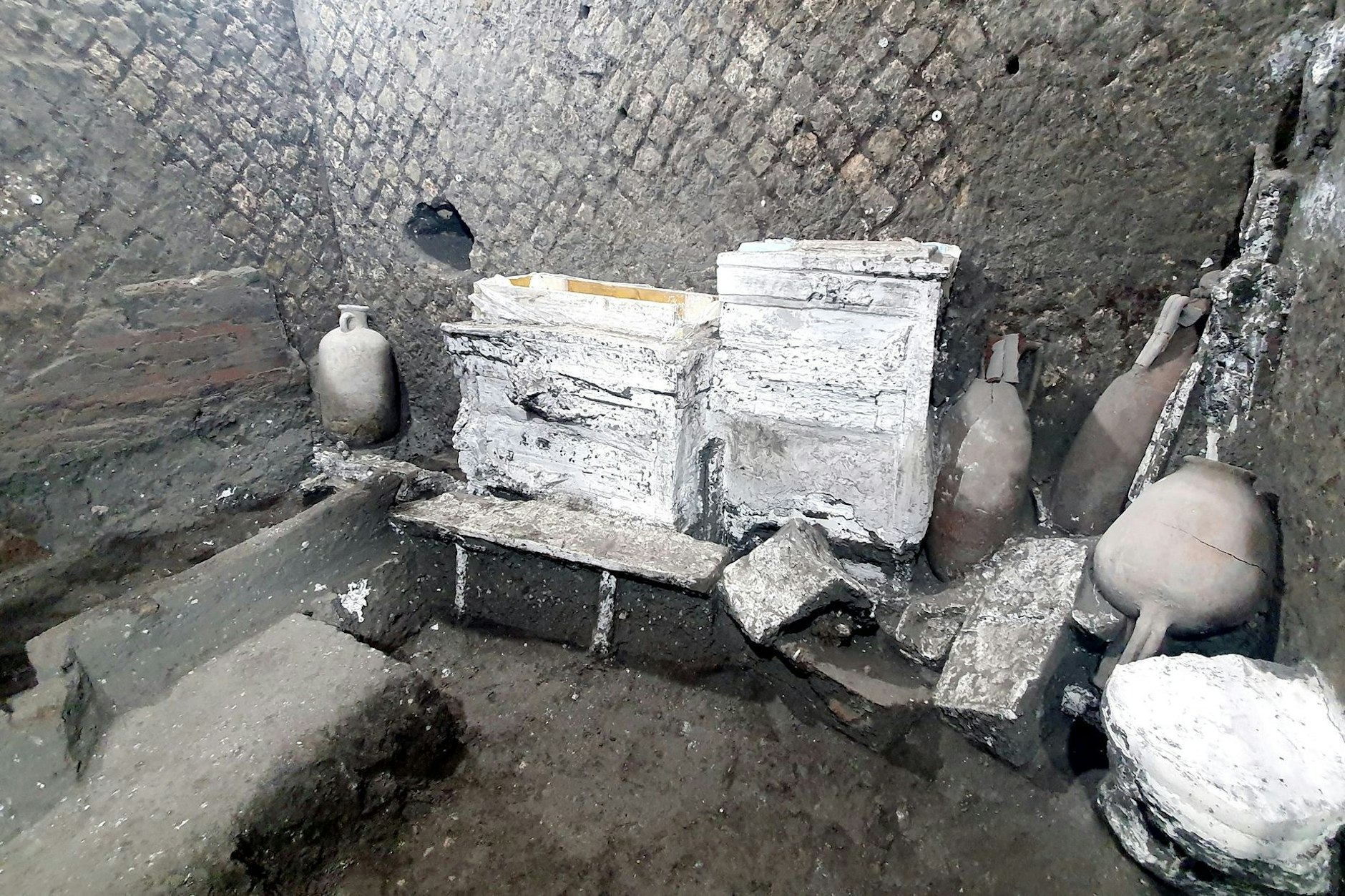 Neuester Fund: Das Foto zeigt das Sklavenzimmer unweit von Pompeji, mit Betten, Schränken und Krügen.