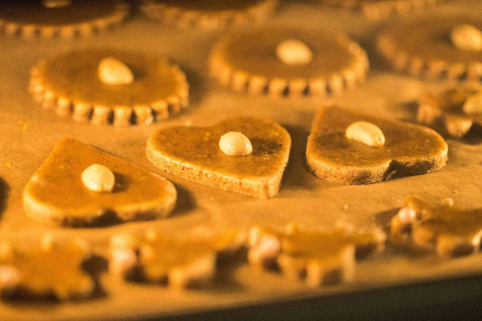 Wer naschen will, muss in diesem Jahr tiefer in die Tasche greifen: Süßwaren werden in der Weihnachtssaison teurer, sagen Experten.