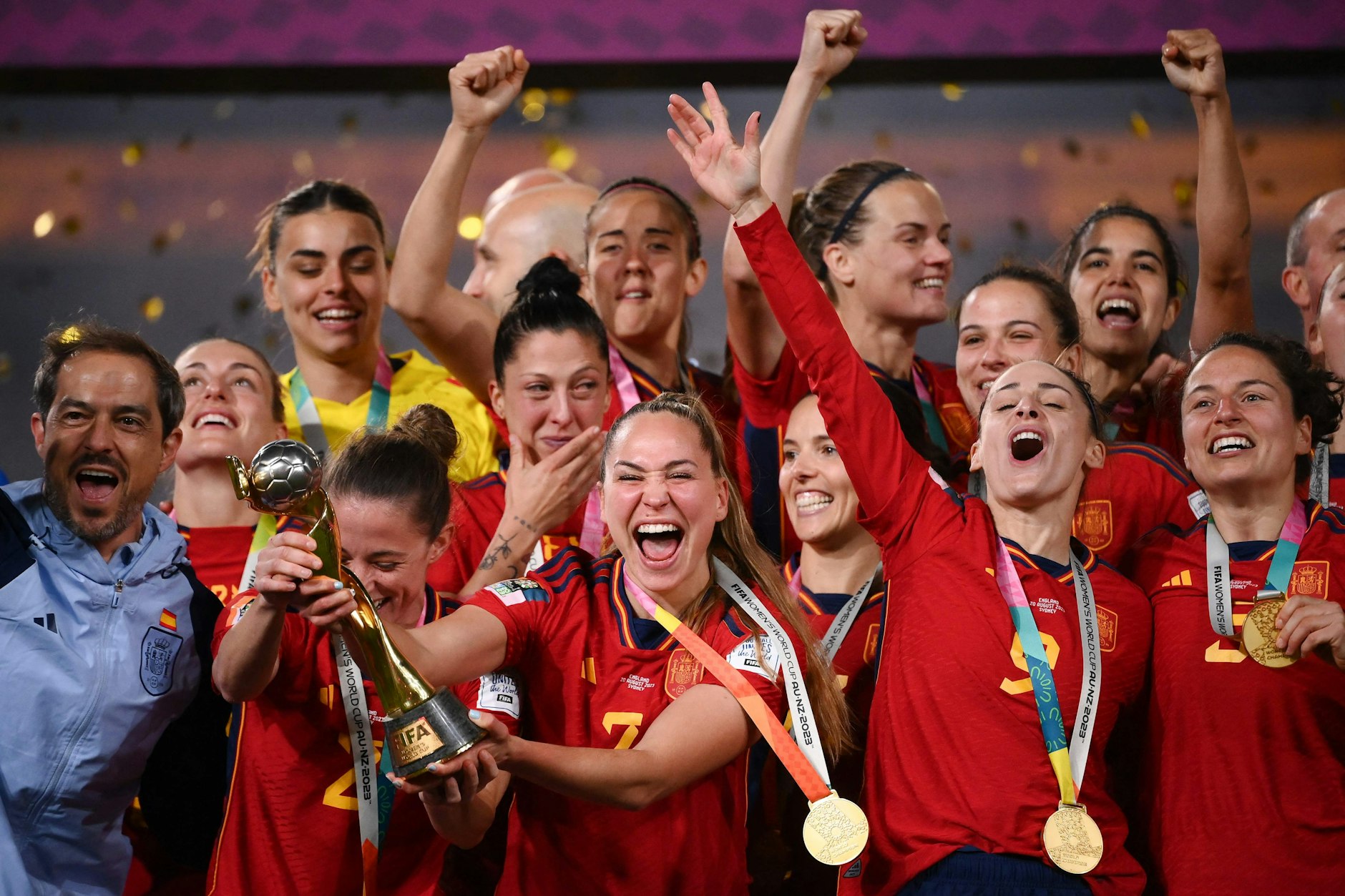 Spaniens Spielerinnen feiern mit der Trophäe nach dem Sieg im Endspiel der Fußball-Weltmeisterschaft der Frauen 2023 zwischen Spanien und England im Stadium Australia in Sydney.