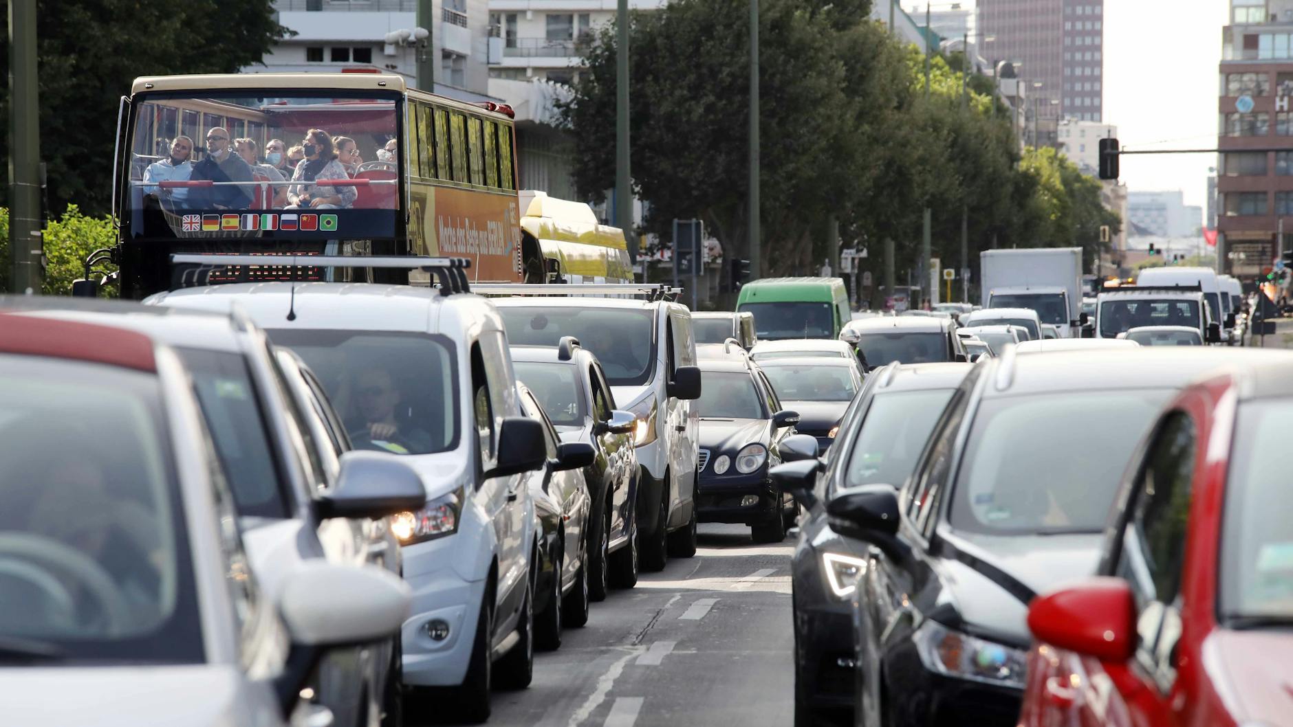 Immer wieder staut sich der Verkehr in Berlin. Auch ab Montag wird wieder an einigen Stellen in der Stadt gebaut.