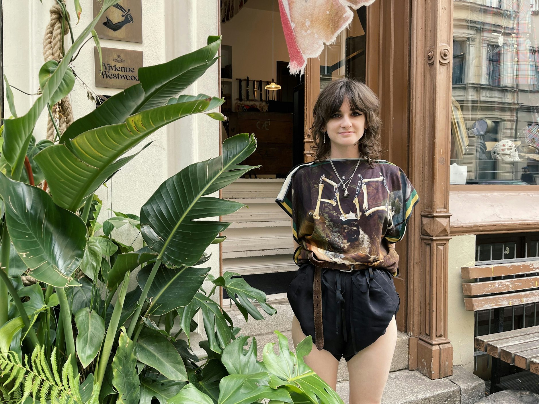 Auch Georgias Vokuhila ist eine herausgewachsene Version und könnte als verlängerter Short Shag bezeichnet werden. Georgia, die in der Vivienne-Westwood-Boutique in Mitte arbeitet, hat die Frisur seit zwei Jahren.