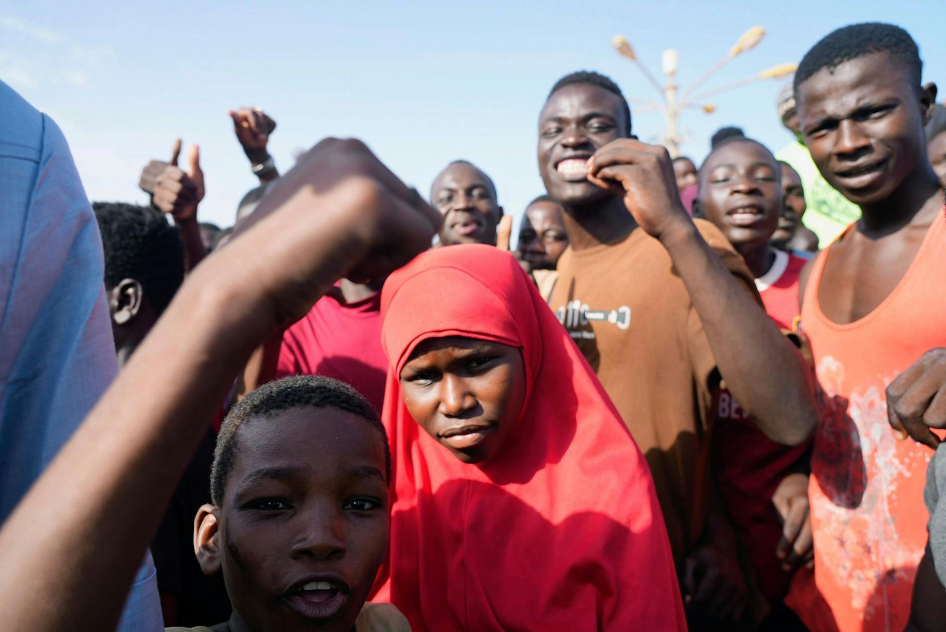 Junge Nigrer versammeln sich in der Hauptstadt Niamey.
