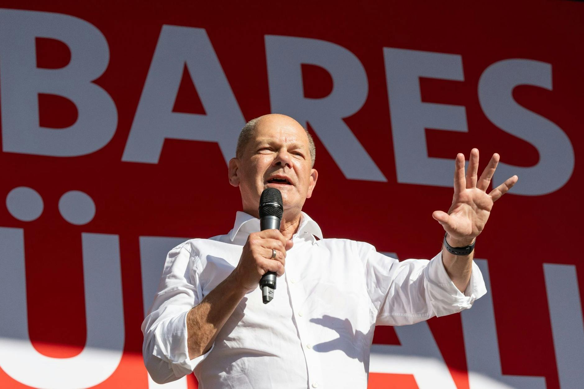 Bundeskanzler Olaf Scholz (SPD) beim Wahlkampf auf dem Münchner Marienplatz am Freitag.