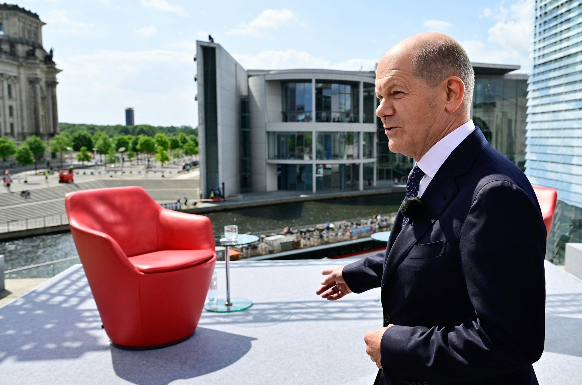 Ob er will oder nicht: Auch Bundeskanzler Olaf Scholz muss am 2. Juli auf dem denkbar unattraktiven Sitzmöbel Platz nehmen.