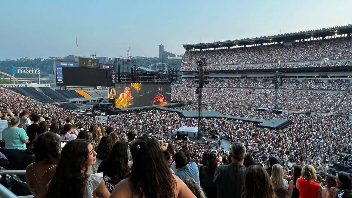 Wenn Taylor Swift singt, hören Millionen zu. Fans stehen nicht nur für Tour-Tickets an, sondern überrennen auch Universitätskurse.