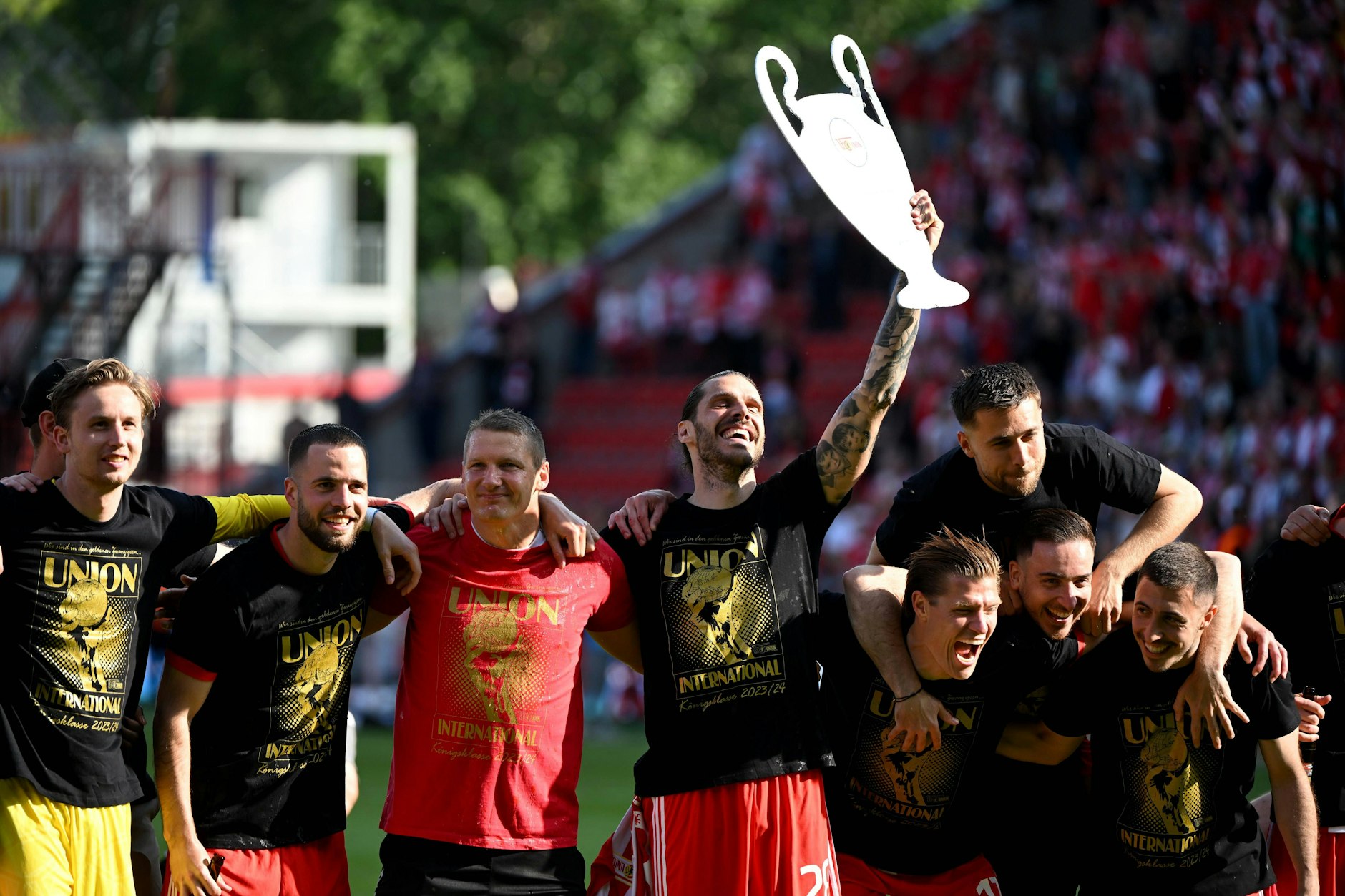 Fast schon ein gewohntes Bild in der Alten Försterei: Die Mannschaft des 1. FC Union Berlin feiert mit den Fans den Einzug in einen europäischen Wettbewerb.