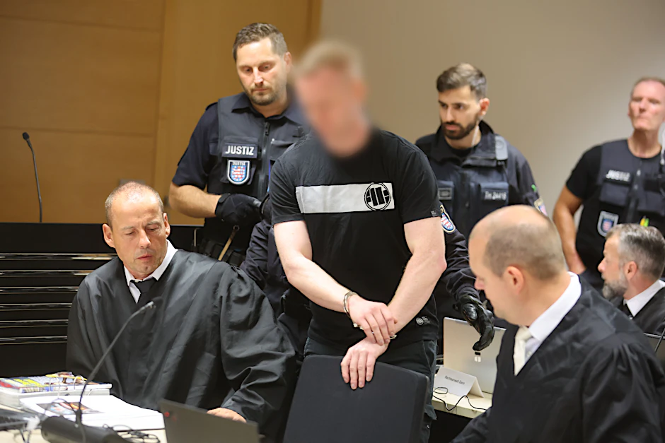Der Angeklagte Leon R. wird als mutmaßlicher Rädelsführer in den Verhandlungssaal geführt.