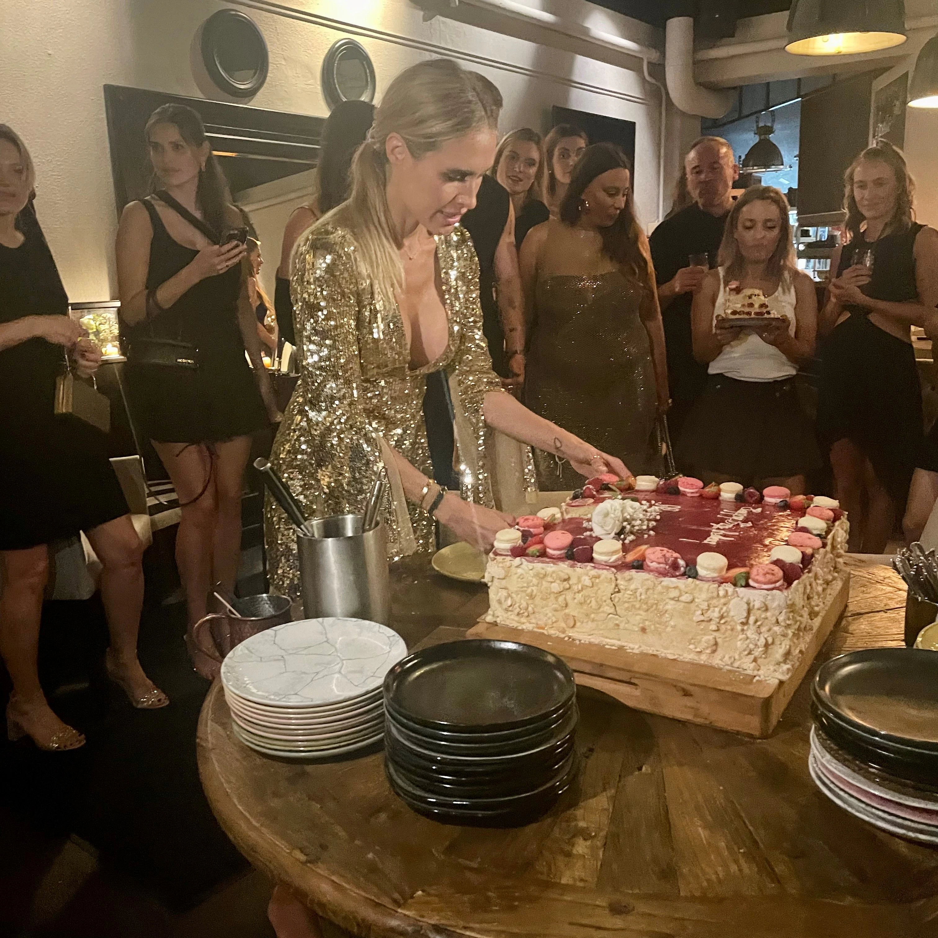 Alena Gerber schneidet bei ihrer Geburtstagsfeier die Torte an.