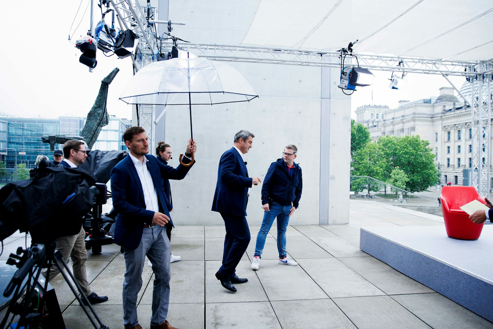Kann dem Kunstleder nichts anhaben: Zum Sommerinterview mit CSU-Chef Markus Söder am 6. August weint der Himmel.