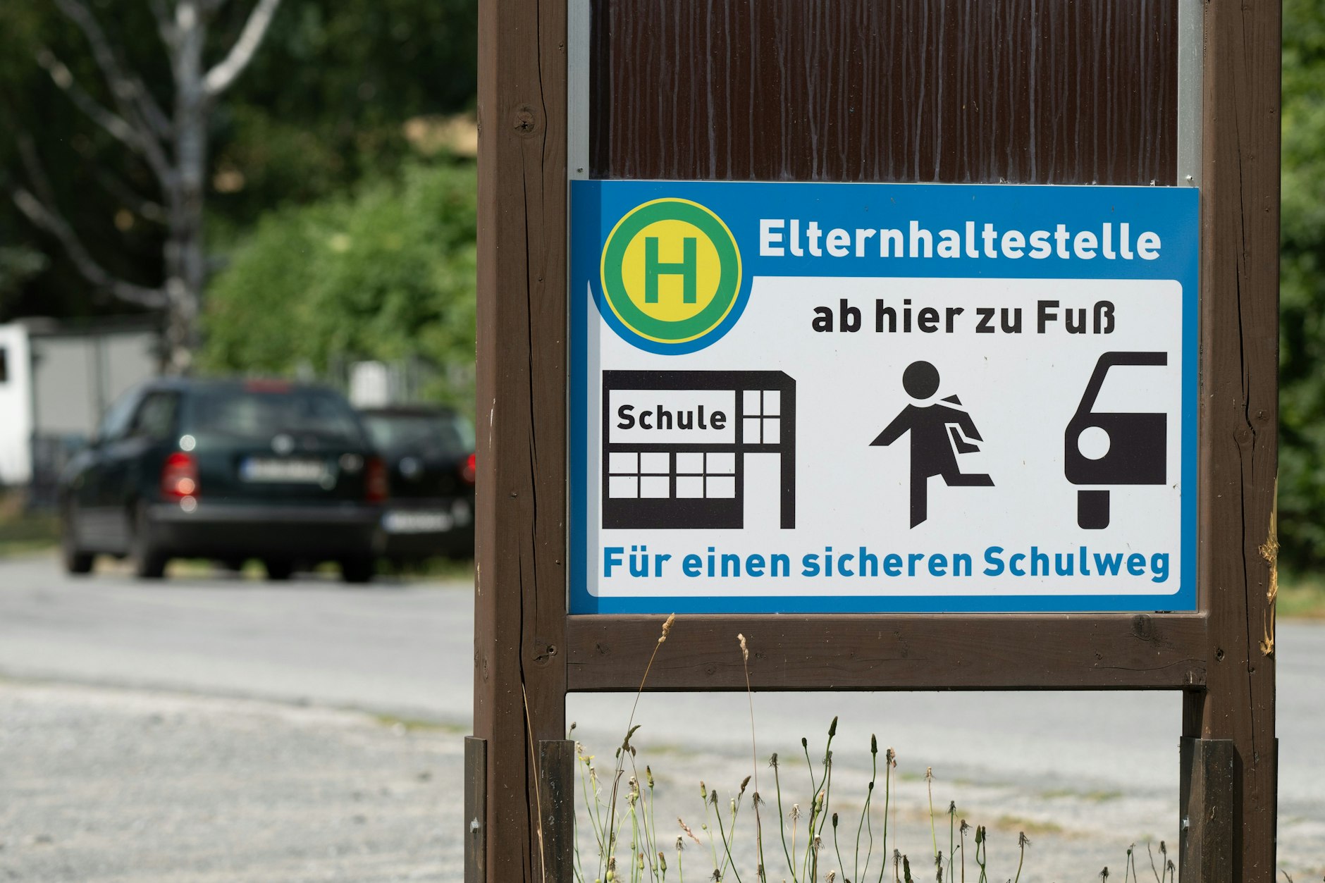 Auch im sächsischen Bielatal sind Elterntaxis ein Thema. Dieses Schild bittet Autofahrer, ihre Kinder nicht unmittelbar vor der Schule abzusetzen.