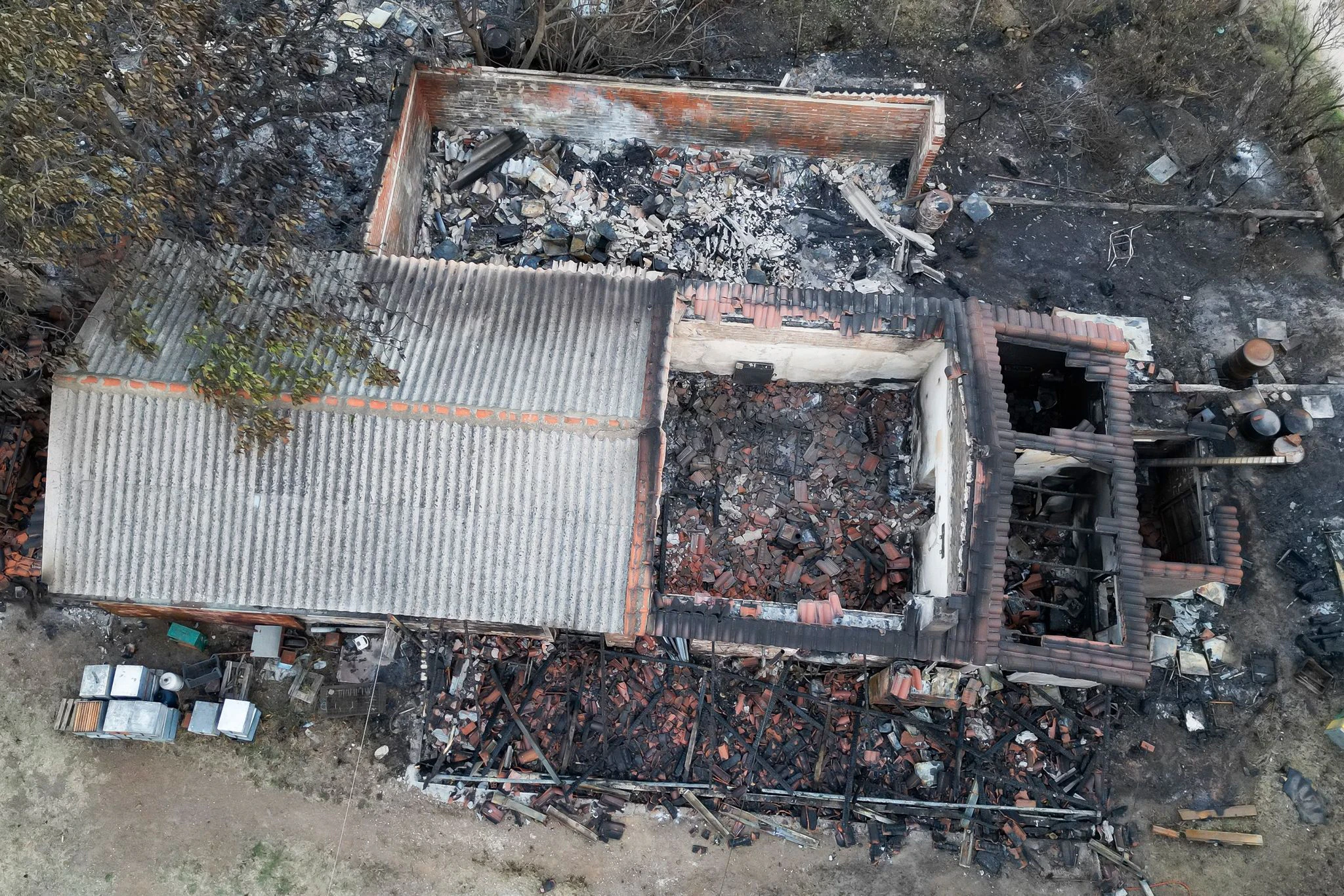Ein verbranntes Gebäude in der Nähe der nordöstlichen griechischen Stadt Alexandroupolis.  pa