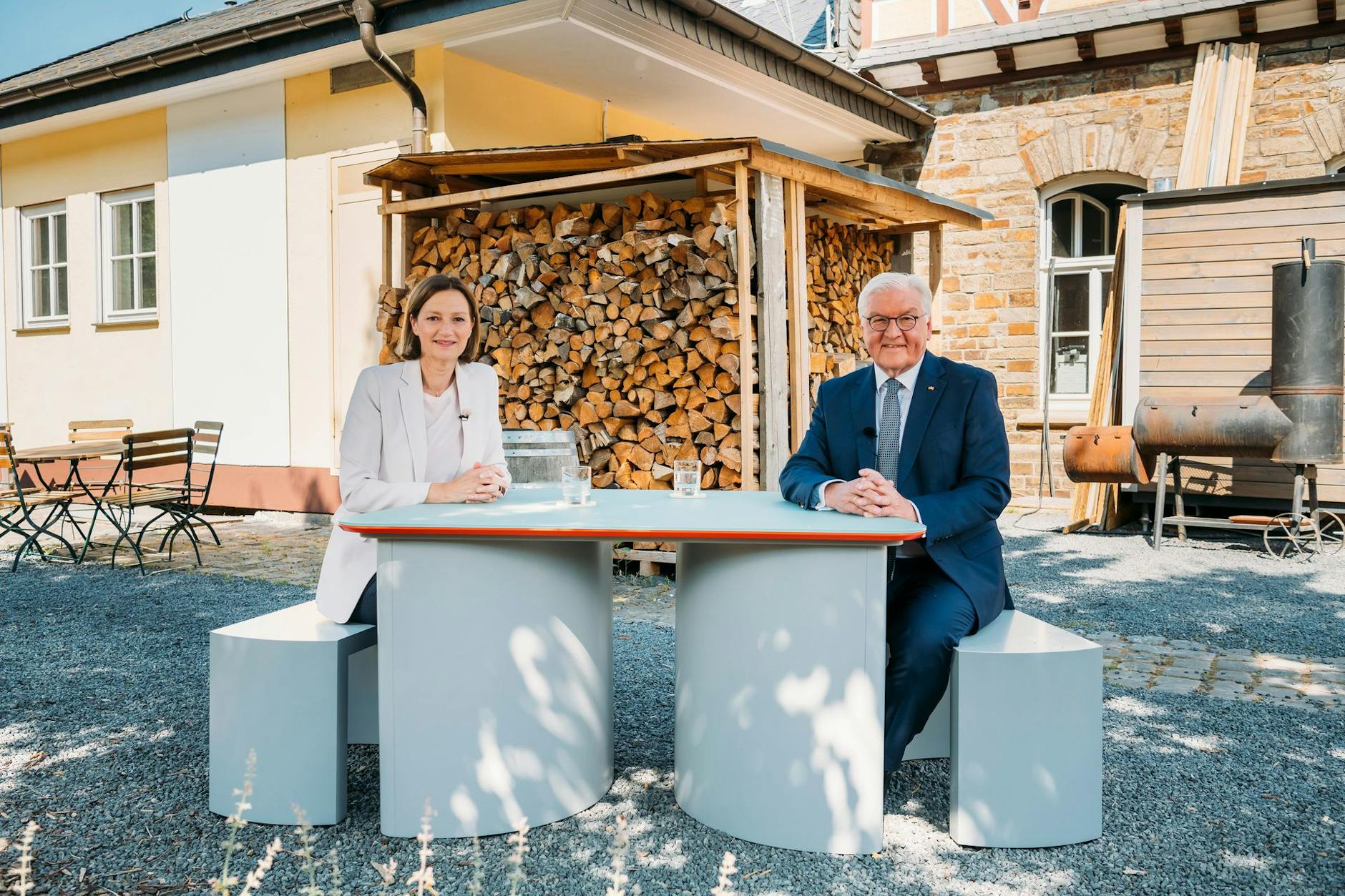 Gute Laune trotz fehlender Beine: ZDF-Chefredakteurin Bettina Schausten trifft am 9. Juli den Bundespräsidenten Frank-Walter Steinmeier in Rheinland-Pfalz.