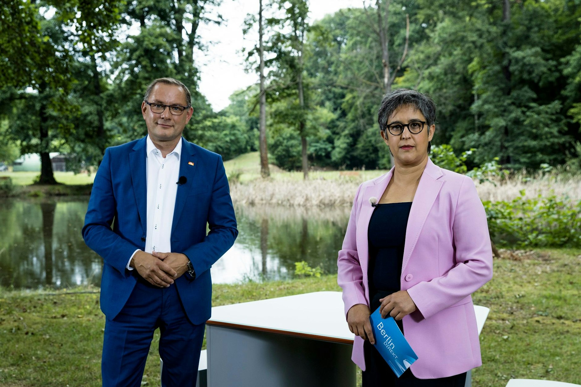 Hätte man gleich dalassen können: Moderatorin Shakuntala Banerjee trifft AfD-Bundessprecher Tino Chrupalla am 6. August wo der Pfeffer wächst.