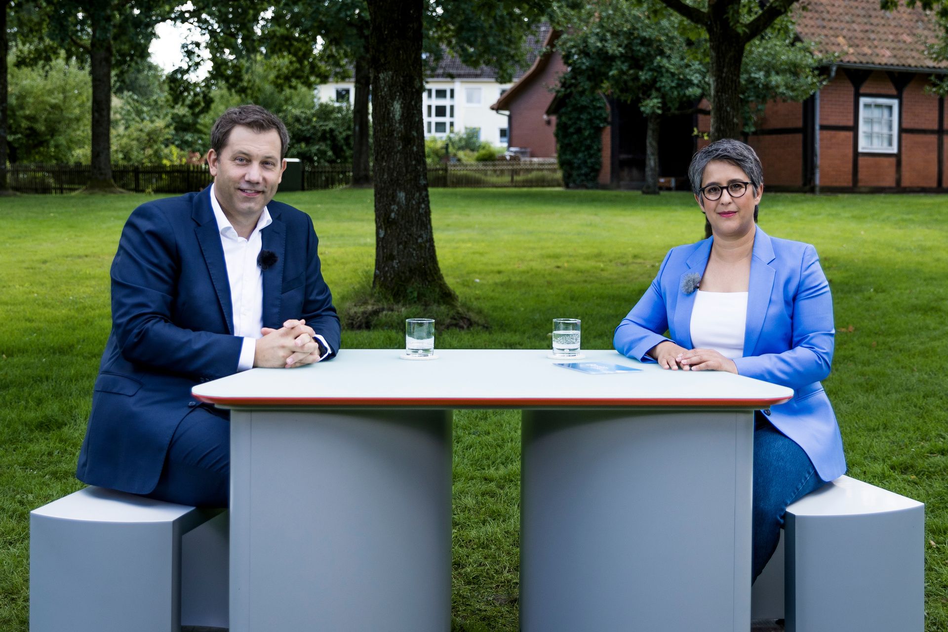 Sommerinterviews in der Stilkritik: ARD oder ZDF - wer hat die scheußlicheren Möbel?