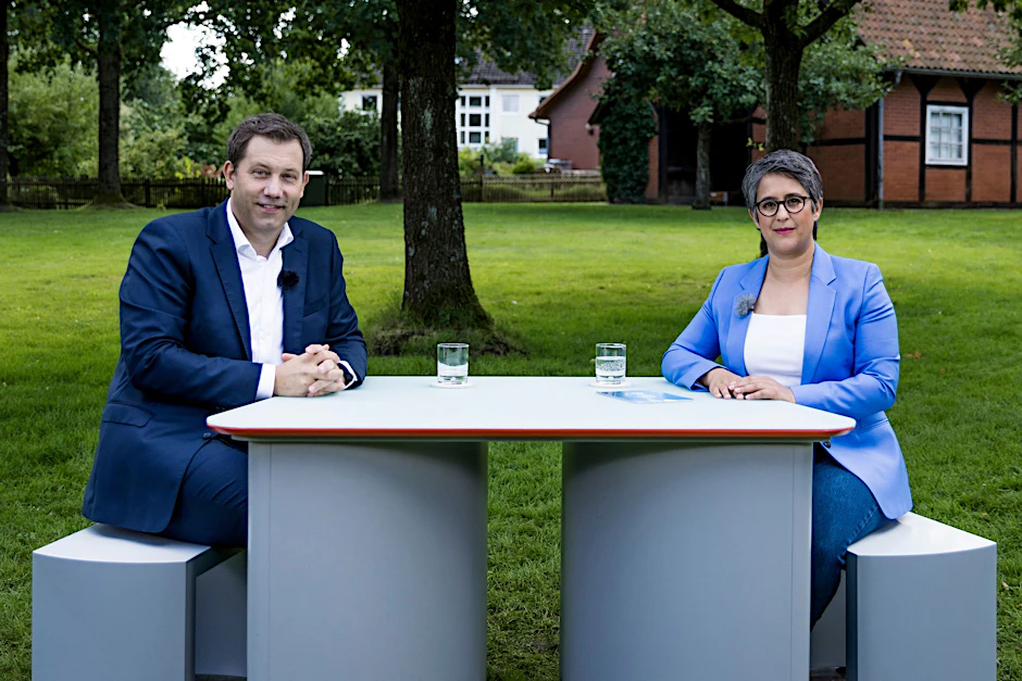 Können es augenscheinlich kaum abwarten, aufzustehen: Lars Klingbeil und Shakuntala Banerjee.