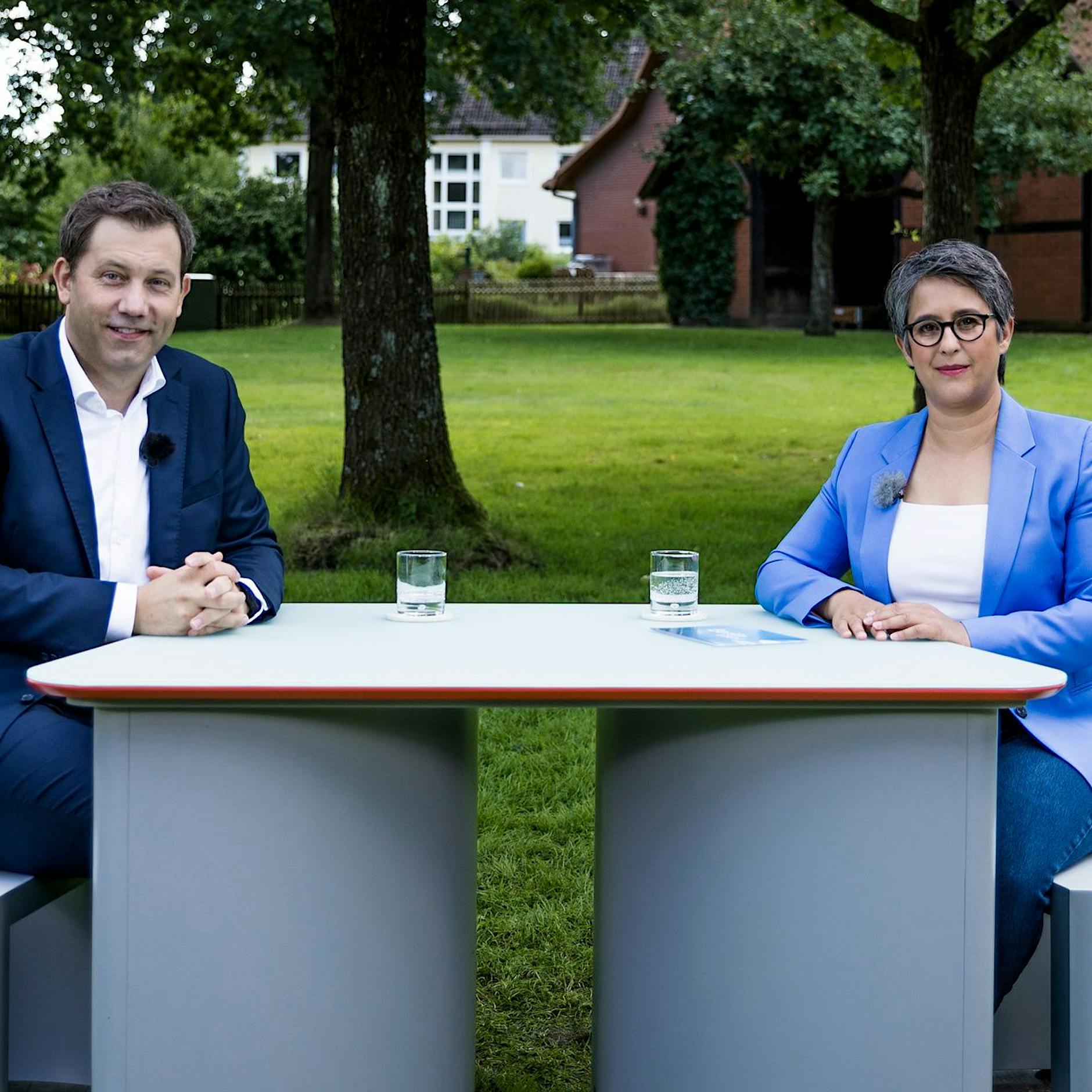 Sommerinterviews in der Stilkritik: ARD oder ZDF - wer hat die scheußlicheren Möbel?