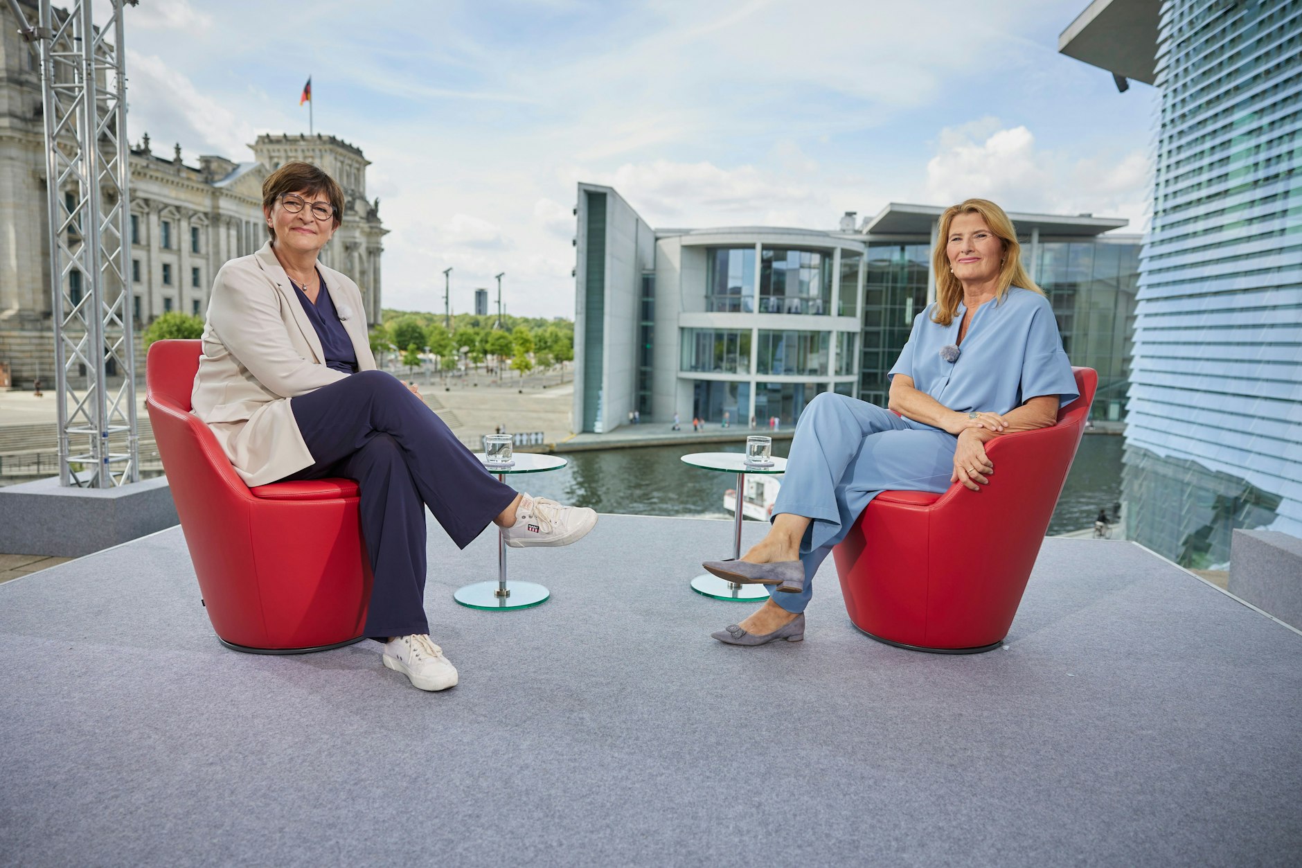 Hängen im Regierungsviertel richtig ab: Moderatorin Tina Hassel chillt am 13. August mit der SPD-Bundesvorsitzenden Saskia Esken.