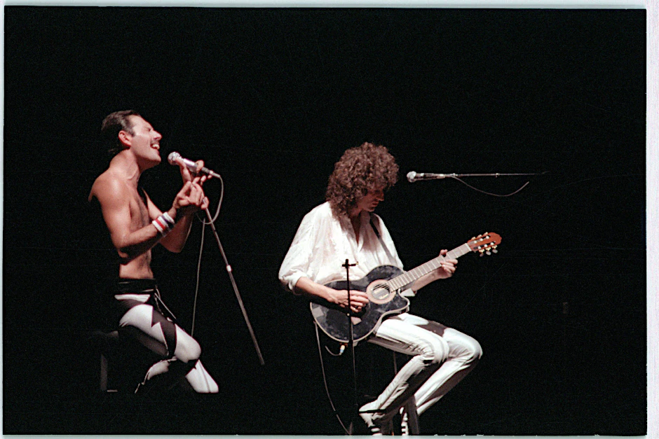 Freddie Mercury (links) und Brian May von der legendären Band Queen bei einem Auftritt 1984