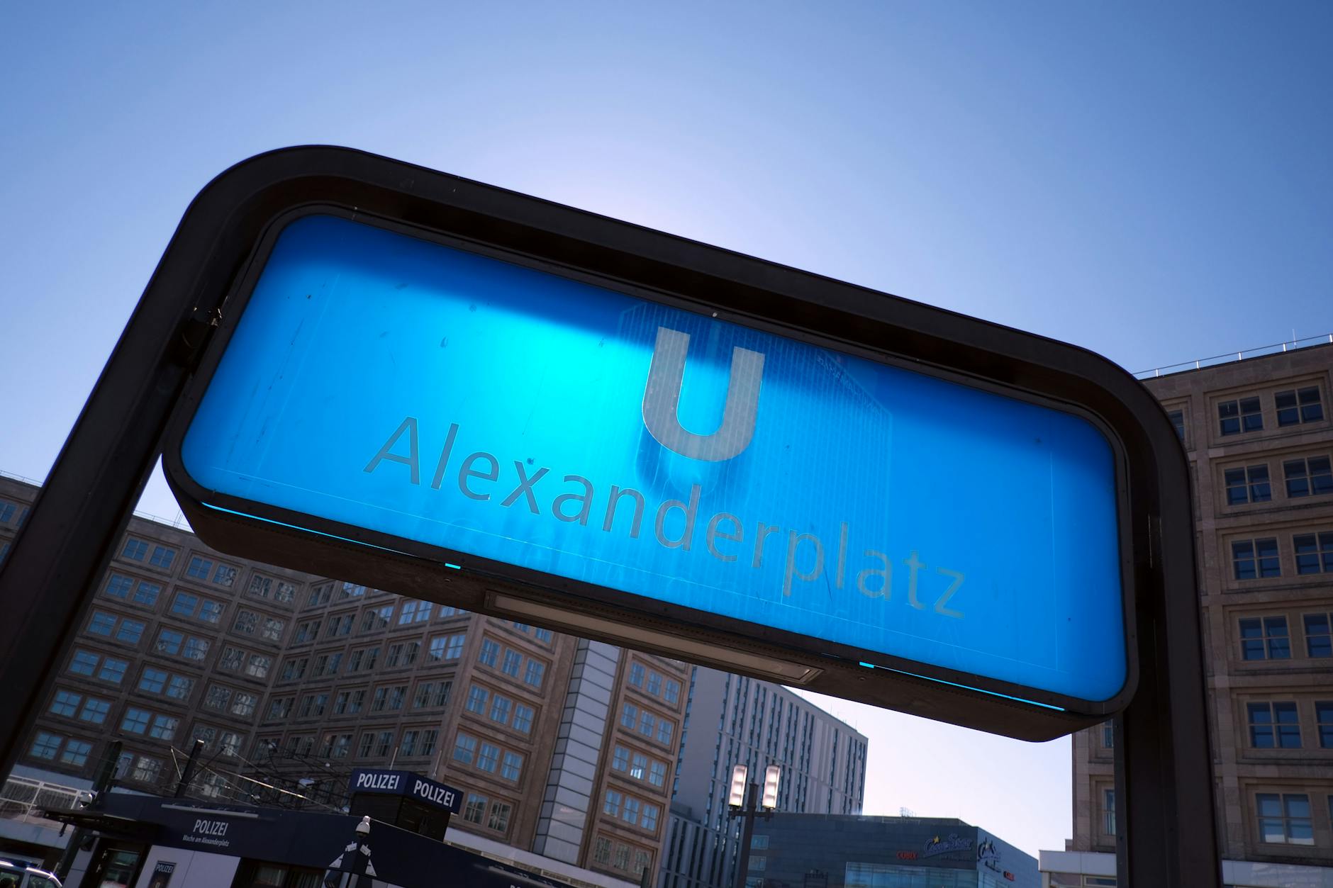 Einer der vielen Eingänge zum U-Bahnhof Alexanderplatz in Mitte. Drei U-Bahn-Linien verlaufen hier: die U2, die U5 und die U8. Auf der U2 wird sich der Verkehr nun normalisieren.