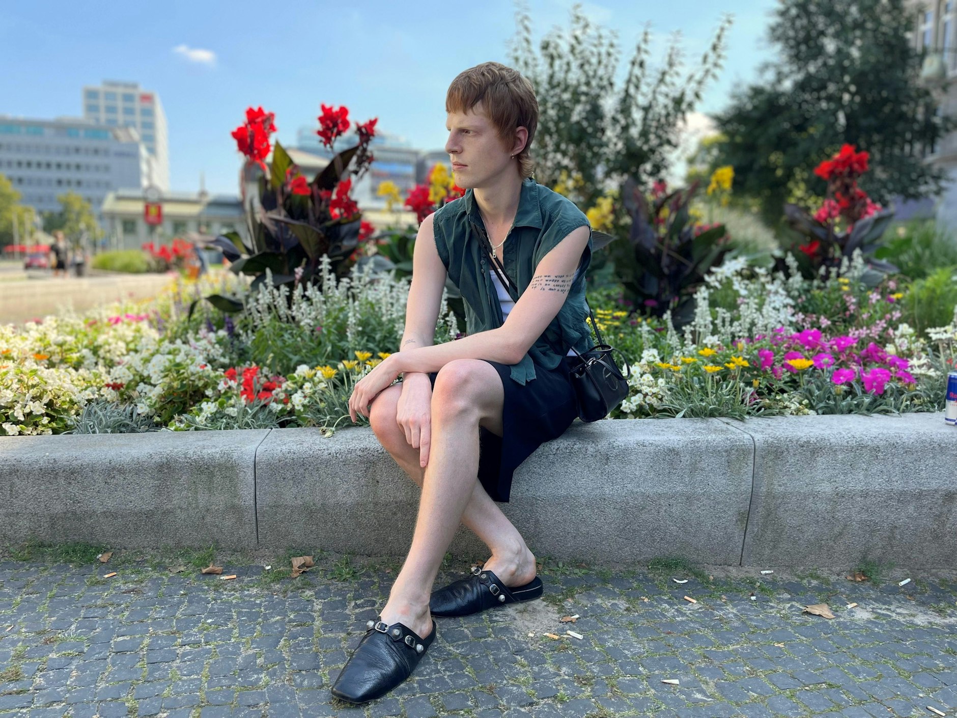 Leon trägt genau genommen einen Mod Cut, den man am kurzen Pony und an den schmalen, langen Seiten erkennt. Der Schnitt ist ein enger Verwandter des Vokuhila, wenn man so will. Als Leon 2018 auf einer Gucci-Show als Model gebucht war, bekam er diesen Schnitt verpasst, den er seitdem trägt. 