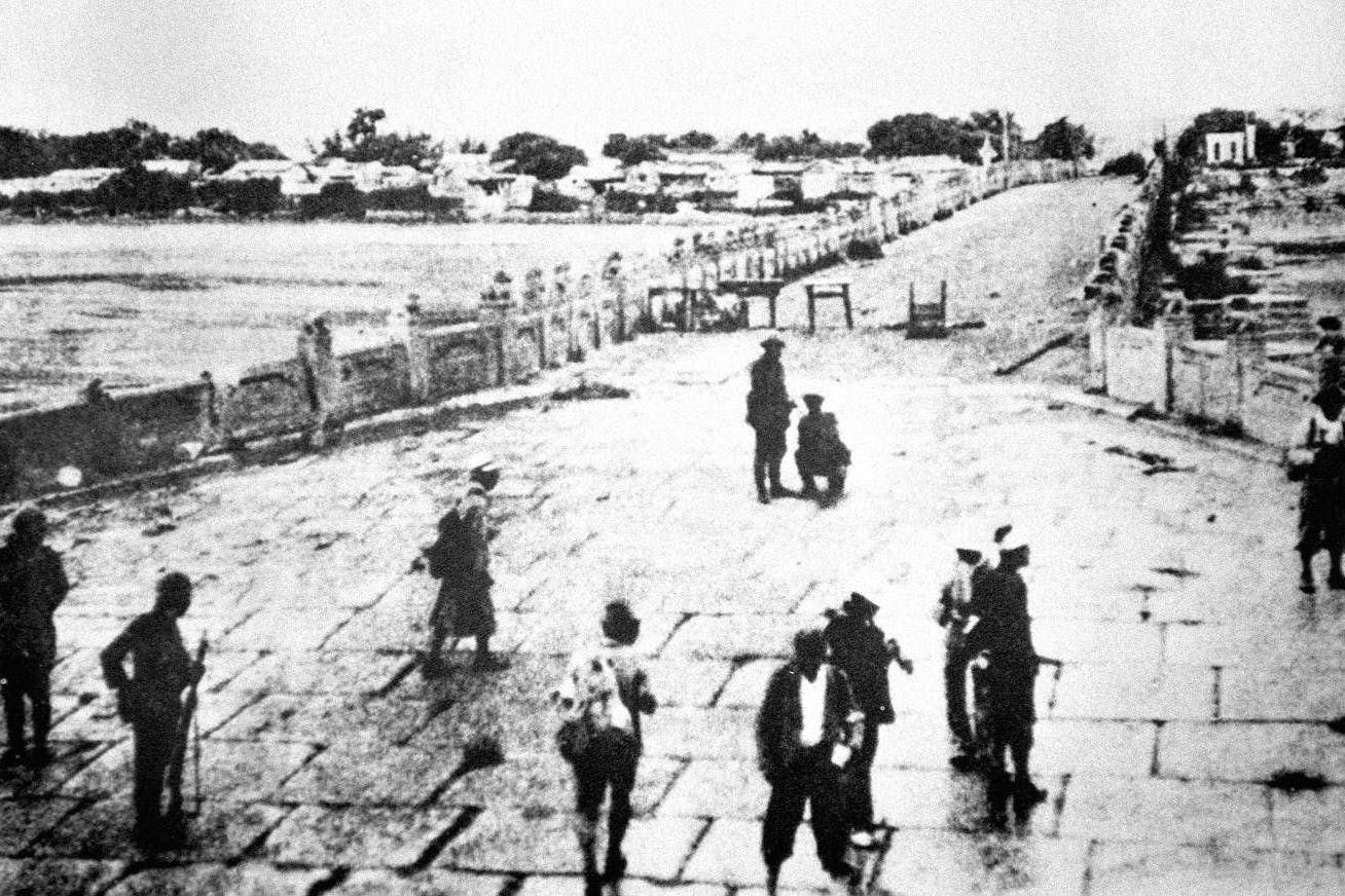 Die Lugou-Brücke, besetzt von japanischen Soldaten