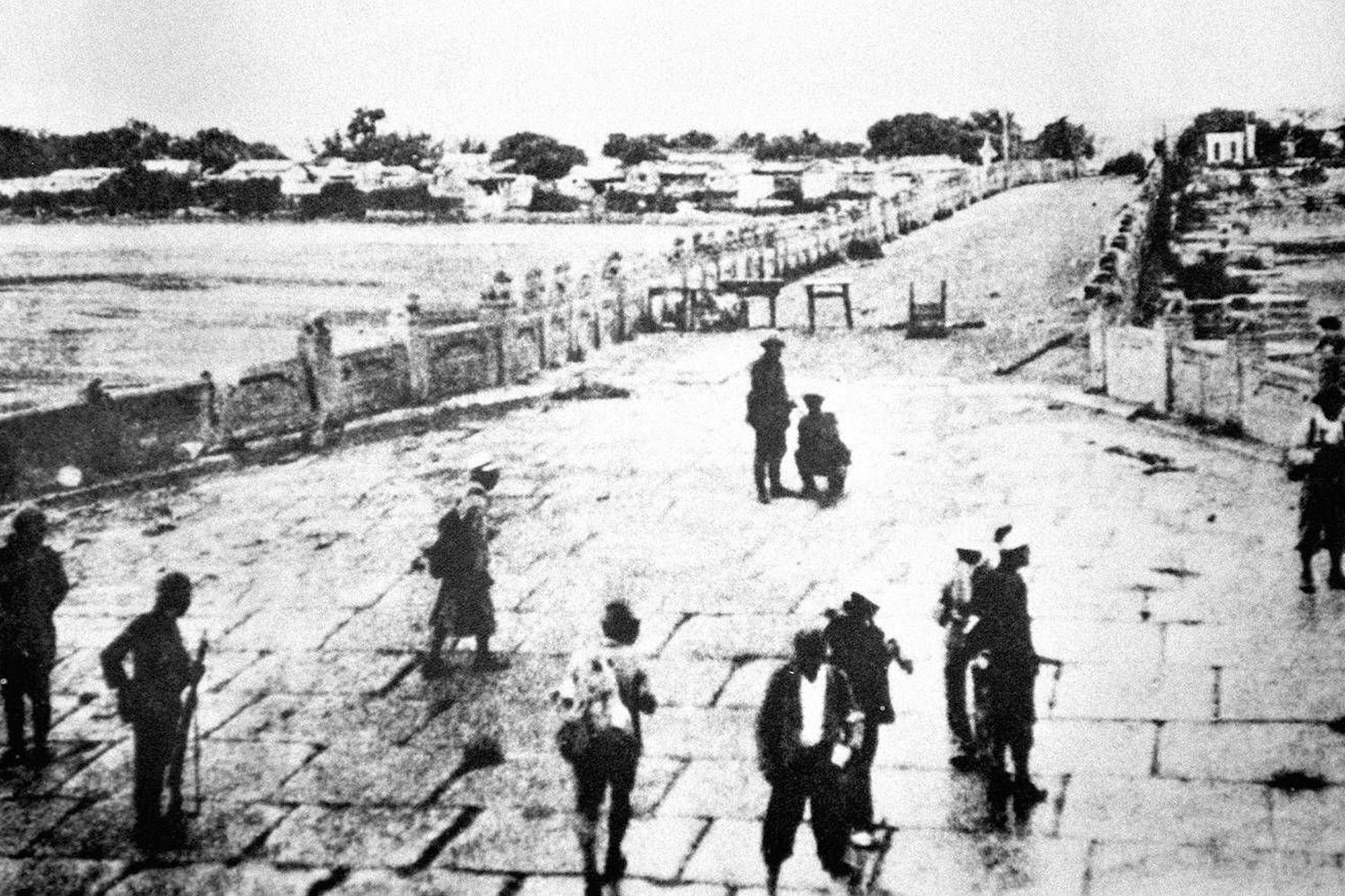 Die Lugou-Brücke, besetzt von japanischen Soldaten