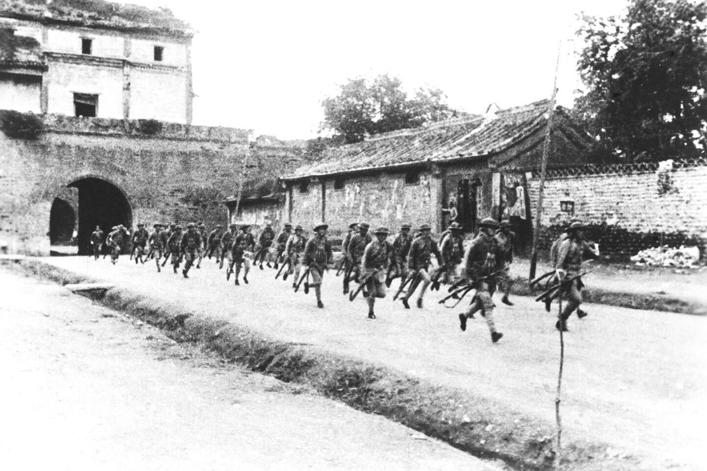 Das Foto zeigt chinesische Soldaten, die sich den japanischen Eindringlingen in der Stadt Wanping in Peking widersetzen.