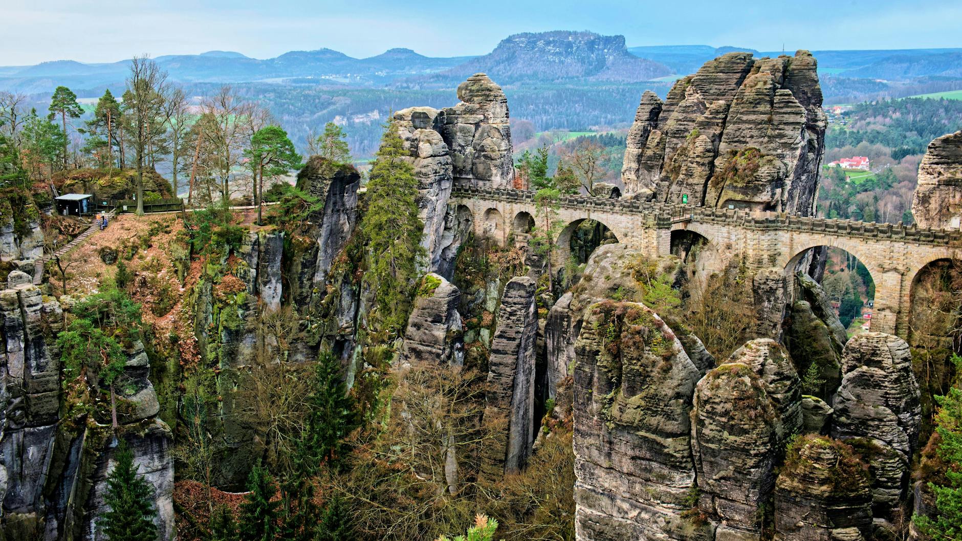 Auf der Basteibrücke im Elbsandsteingebirge wurden zu Hochzeiten bis zu 50.000 Gäste täglich gezählt.