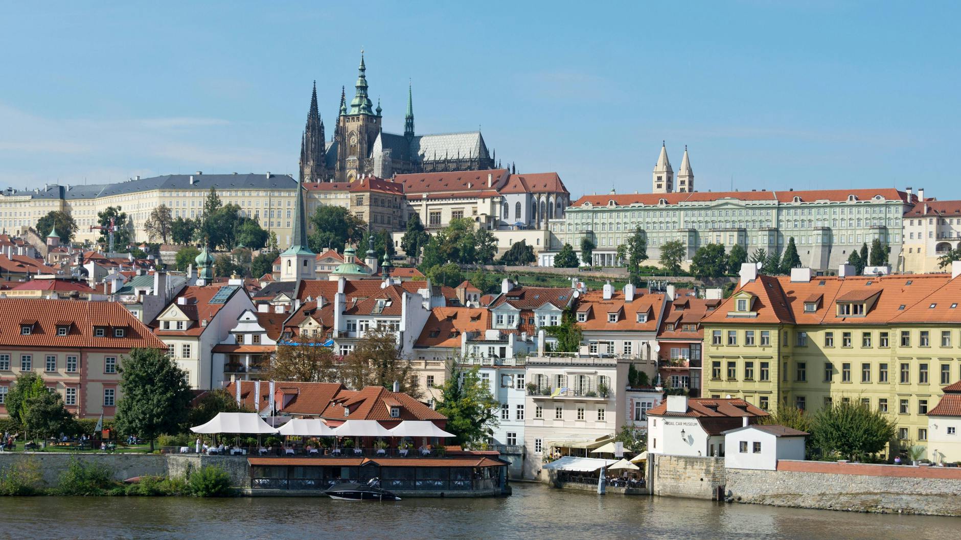 Um Übernachtungskosten zu sparen, reisten zu DDR-Zeiten viele Bürgerinnen und Bürger nur für einen Tag in die ehemalige CSSR.