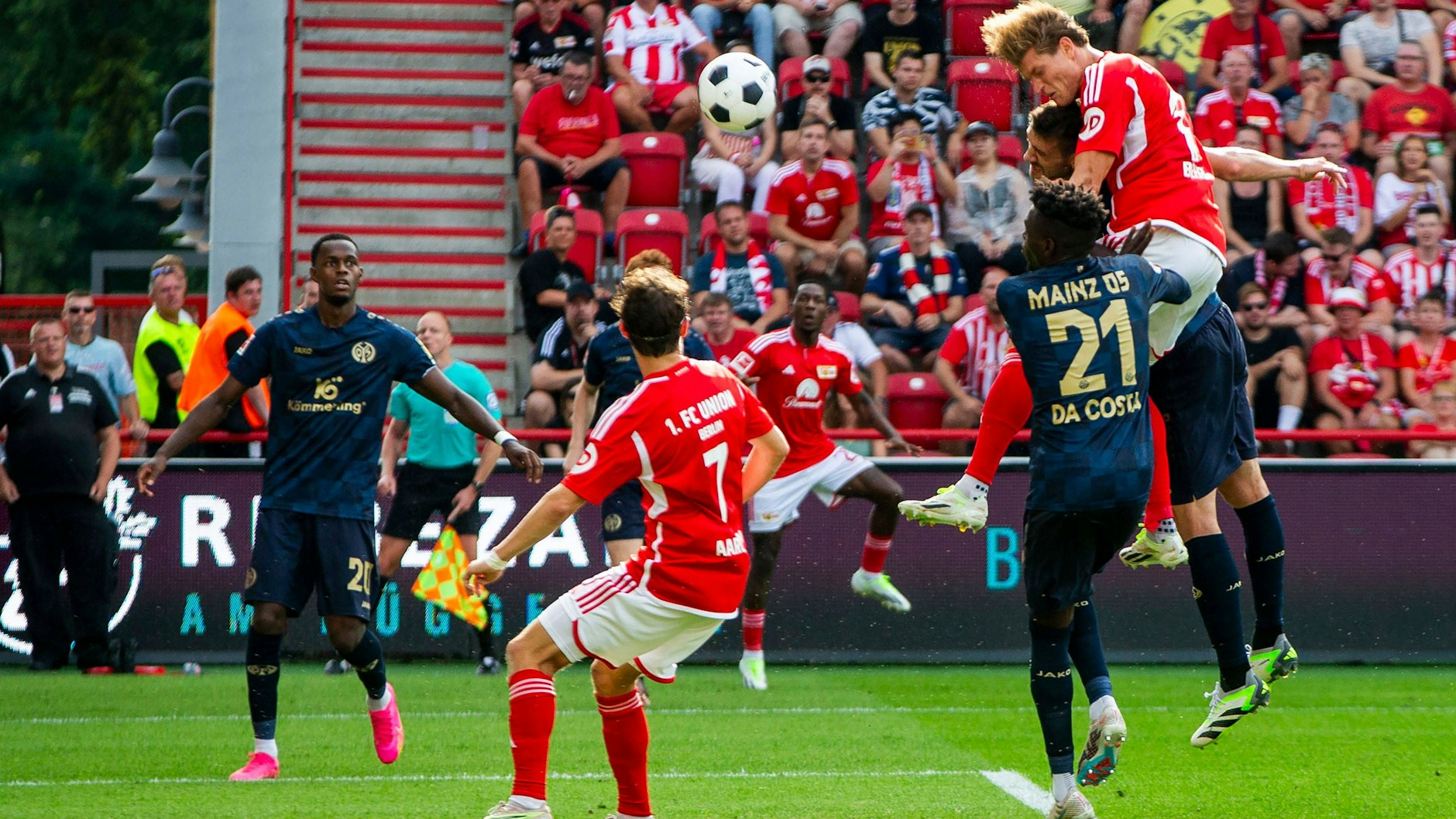 Aus der zweiten Etage wuchtet Unions Stürmer&nbsp; Kevin Behrens die Kugel ins Tor. Die Mainzer kommen gar nicht so hoch.