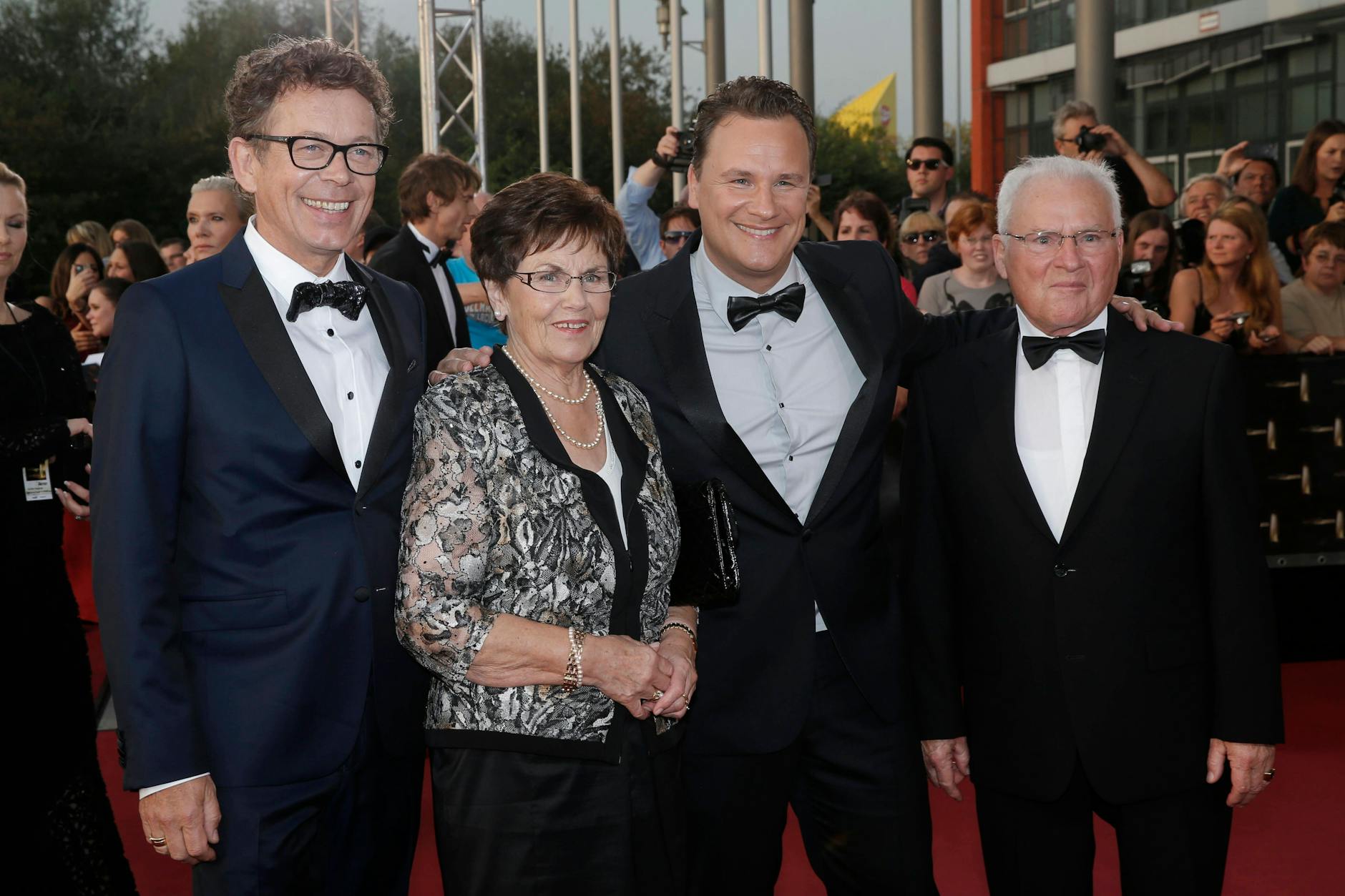 Guido Maria Kretschmer mit Ehemann Frank Mutters und seinen Eltern Marianne und Erich beim Deutschen Fernsehpreis 2014