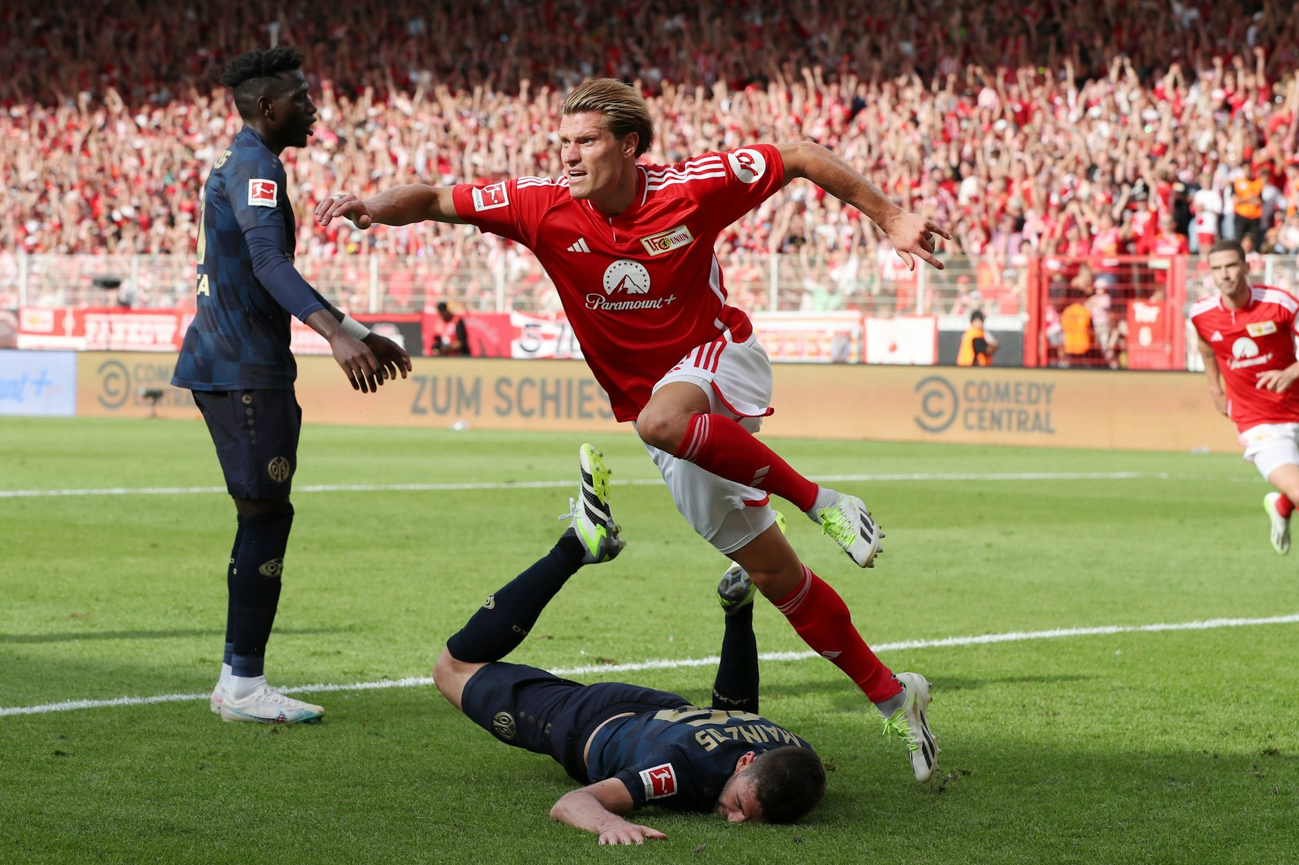 Unions Stürmer Kevin Behrens jubelt nach seinem dritten Kopfballtor zum 3:0 gegen Mainz.