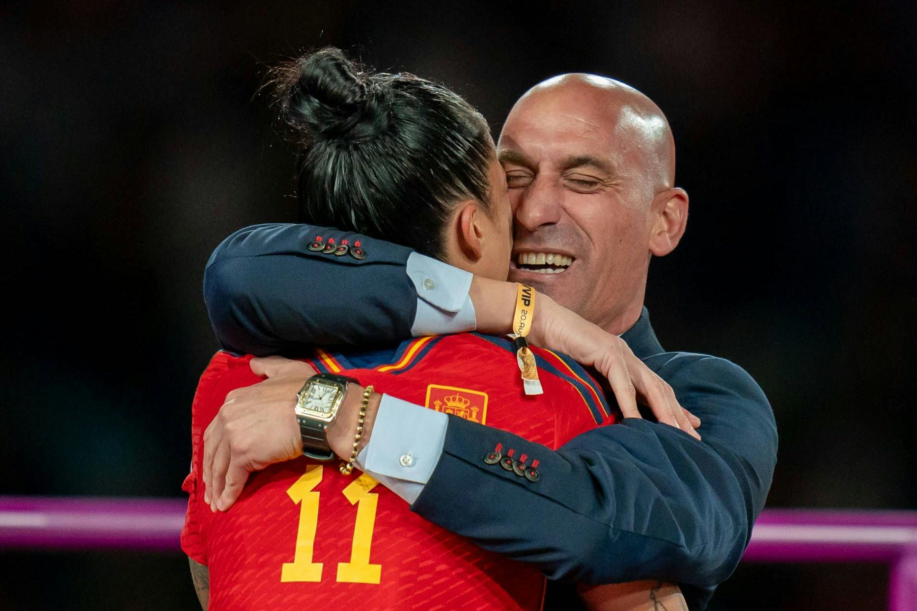 Spaniens Fußballweltmeisterin Jennifer Hermoso wird von ihrem Verbandspräsidenten Luis Rubiales bei der Siegerehrung umarmt – und dann geküsst.