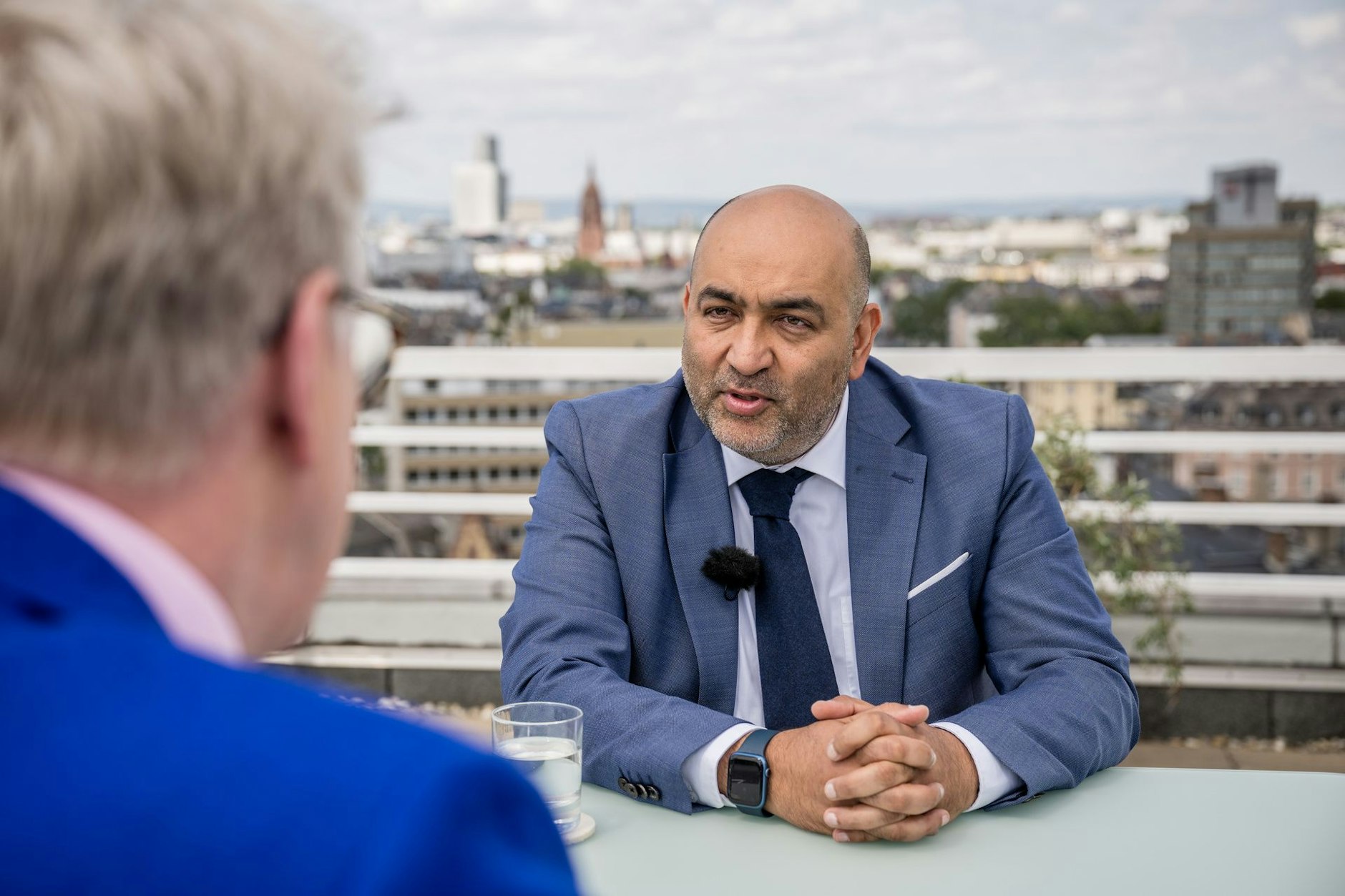 Perfekte Kombi: Zur Bankenstadt Frankfurt, hier am 16. Juli der Hintergrund des Interviews mit Grünen-Co-Chef Omid Nouripour, passen die grauen Möbel super.