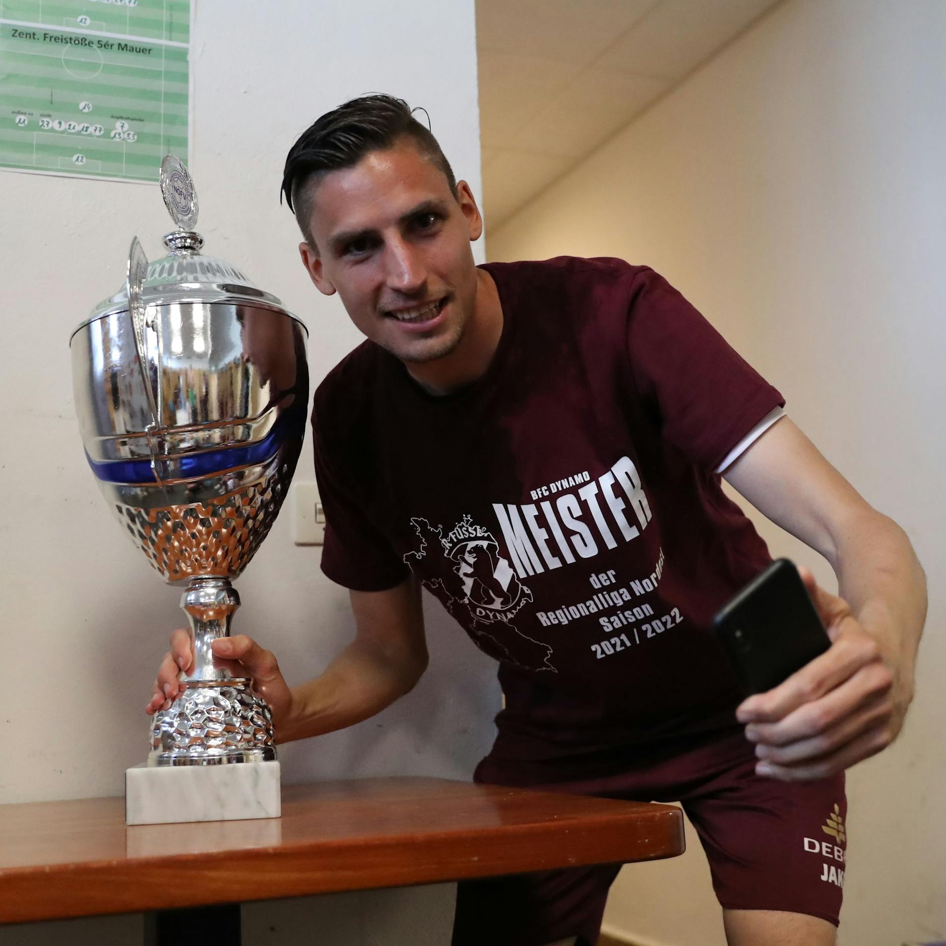 Ein Selfie für die eigene Erfolgsgalerie kann nie schaden: Alexander Siebeck im Mai 2022 mit dem Meister-Pokal.