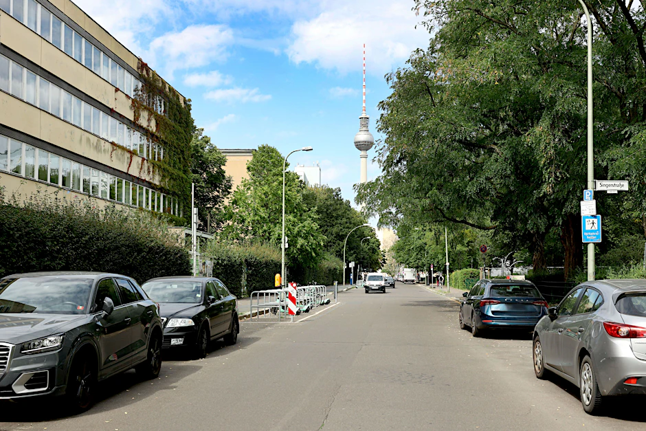Die Singerstraße in Mitte mit der Gutsmuths-Grundschule (l.). Noch dürfen hier Autos fahren und abgestellt werden.