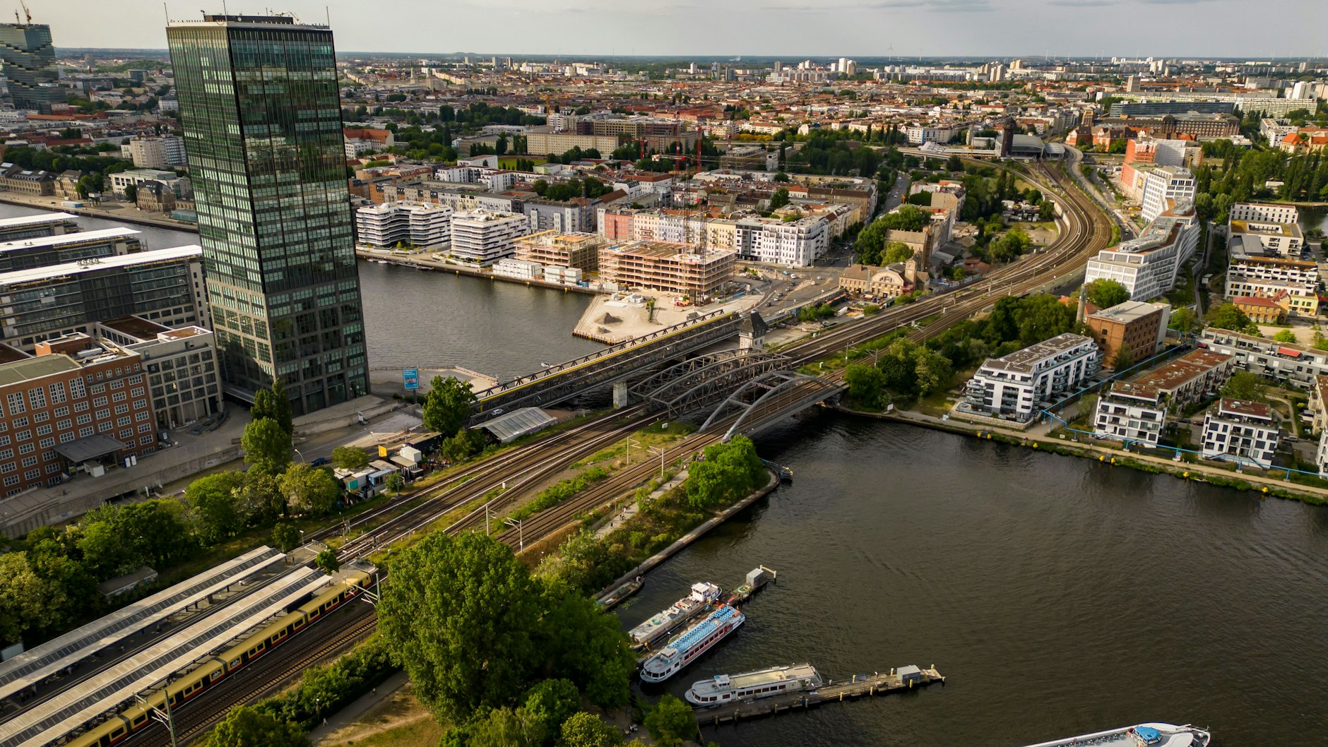 Treptower Park auf der Elsenbrücke: Hier soll die A100 weitergebaut werden.