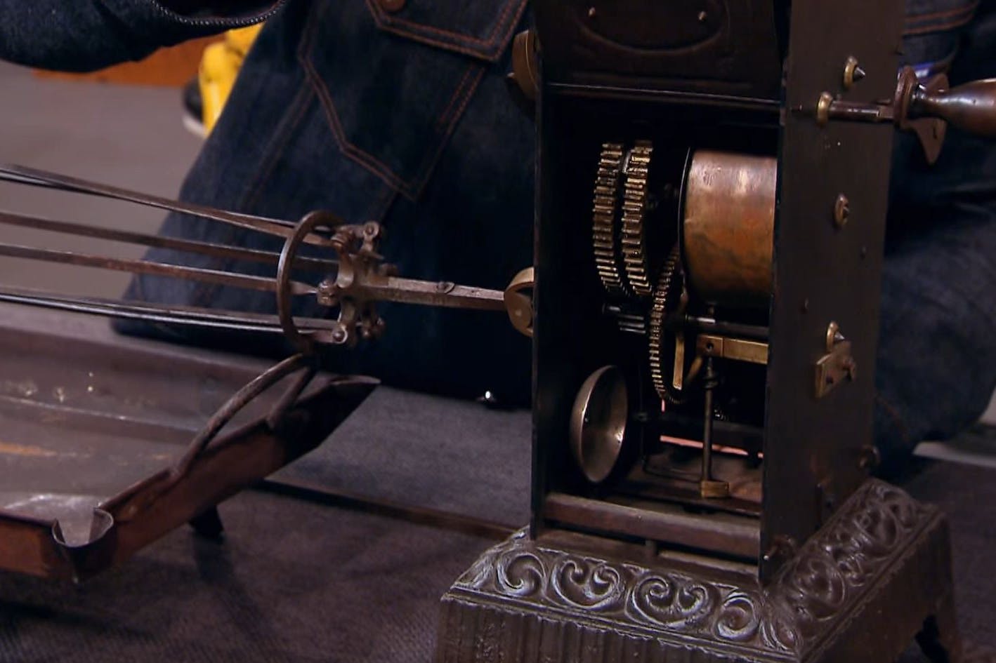 Ein mechanischer Grill mit Uhrwerk bei „Bares für Rares“