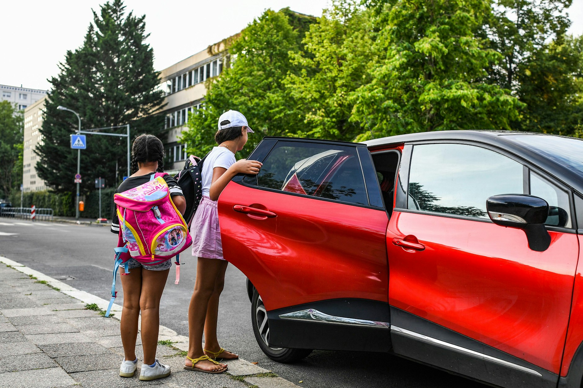 Schüler werden vor der GutsMuths-Grundschule in der Singerstraße abgesetzt.