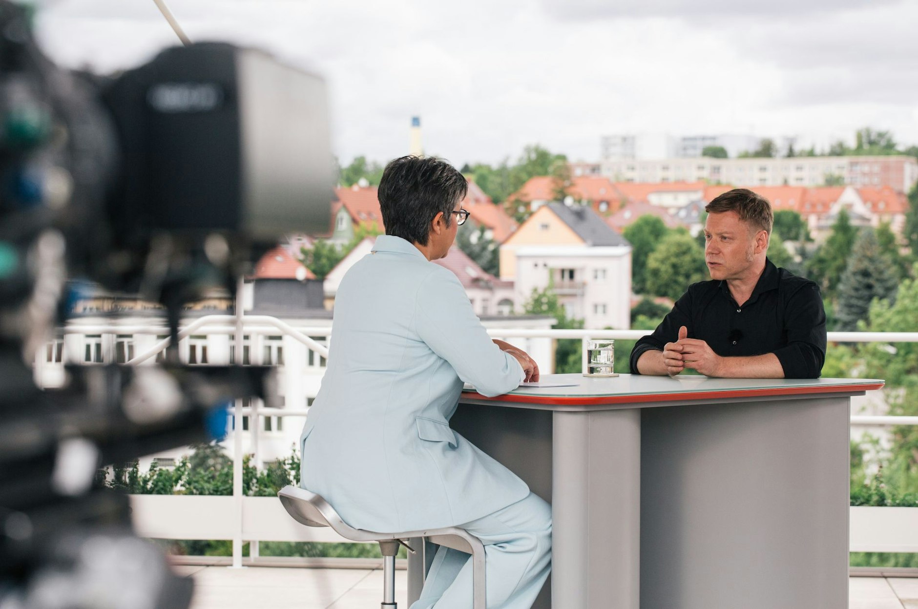 Heute mal mit höhenverstellbarem Drehstuhl: Beim Gespräch mit Martin Schirdewan, dem Co-Vorsitzenden der Linken, am 30. Juli gab’s eine Ausnahme.