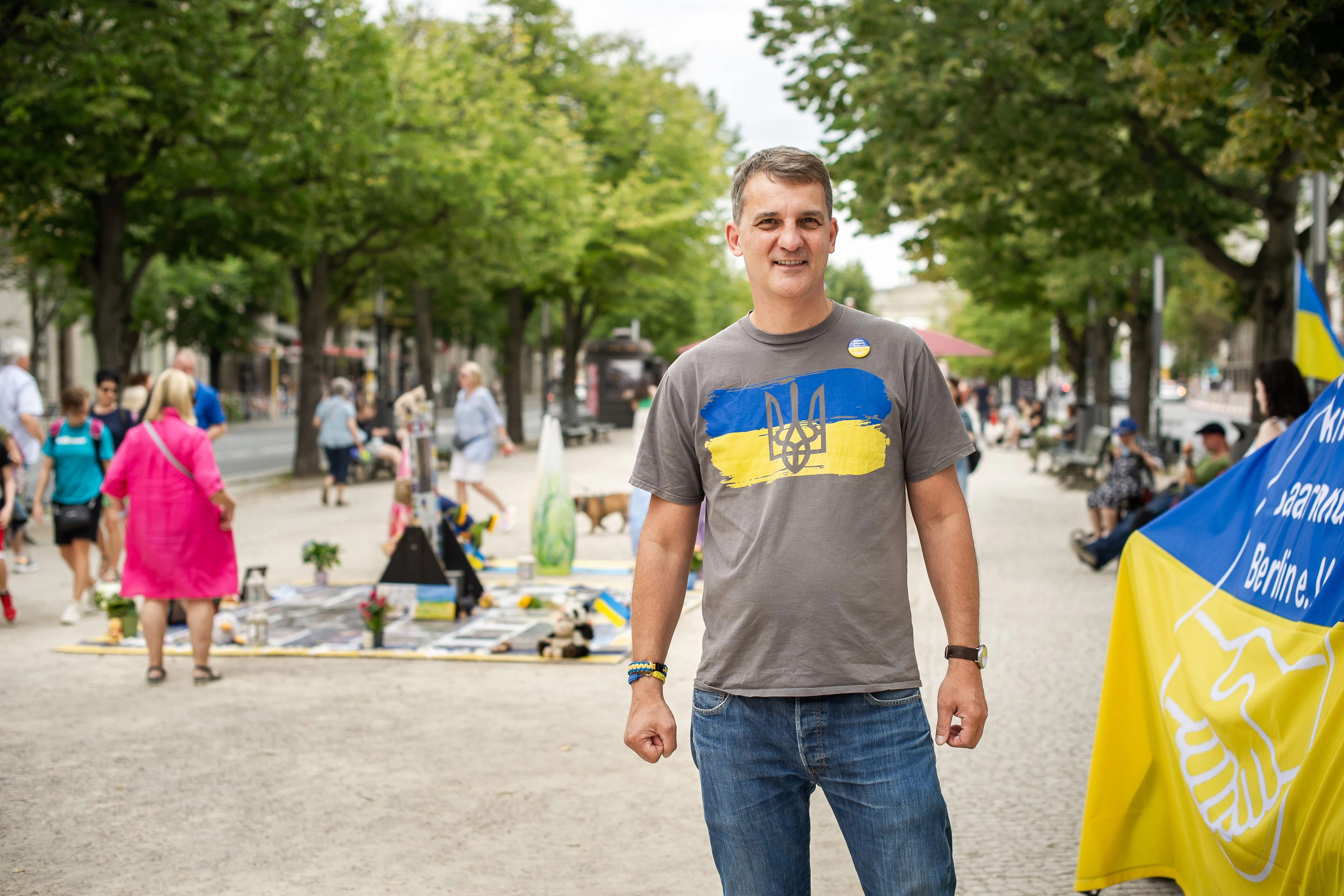 Jens Bortnowsky ist einer der freiwilligen Ordner, die jeden Tag&nbsp; Mahnwache für die Opfer des russischen Angriffskrieges in der Ukraine halten.