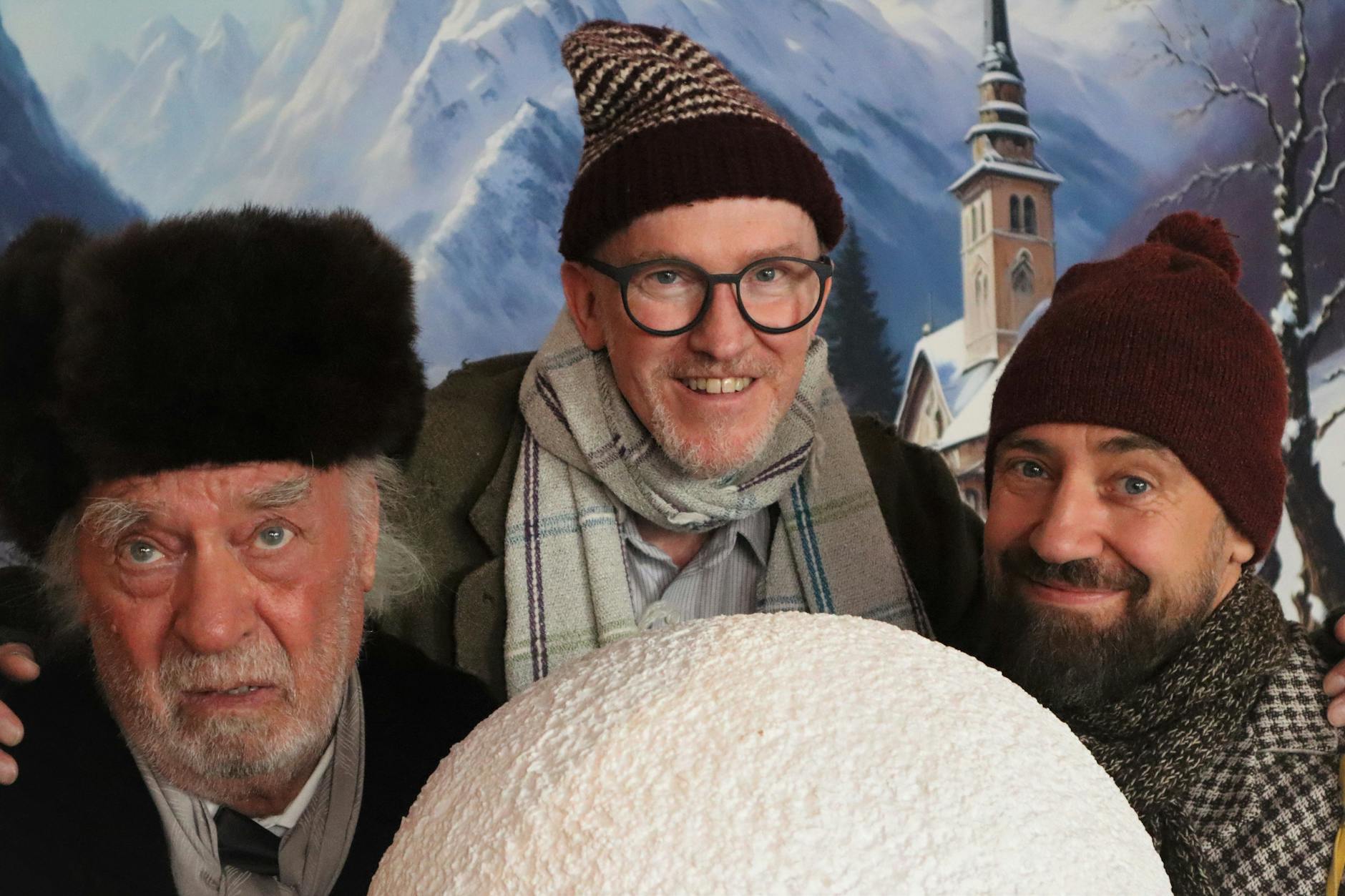 Die Schauspieler Achim Wolff, Peter Nottmeier und Bürger Lars Dietrich (v.l.): Dies drei Männer sind gerade winterlich in Beelitz unterwegs.