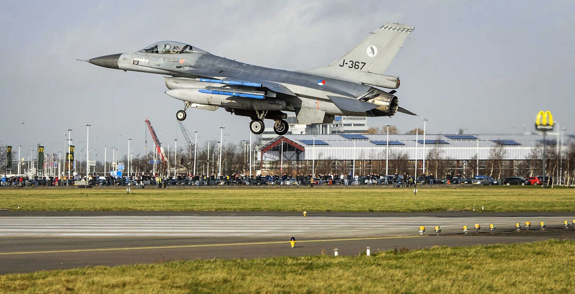 ARCHIV - Ein F-16-Kampfjet der niederländischen Luftwaffe landet während einer Militärübung auf dem Flughafen Schiphol. Die Niederlande und Dänemark wollen Jets dieser Art an die Ukraine liefern.  
