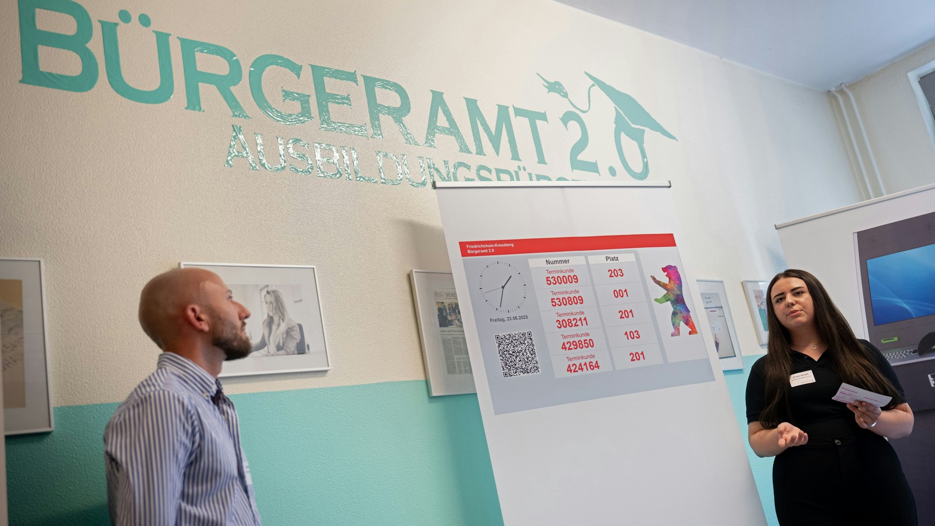 Berlin: Eine Auszubildende erklärt während des Pressetermins einen Teil des Projekts „Bürgeramt der Zukunft“.